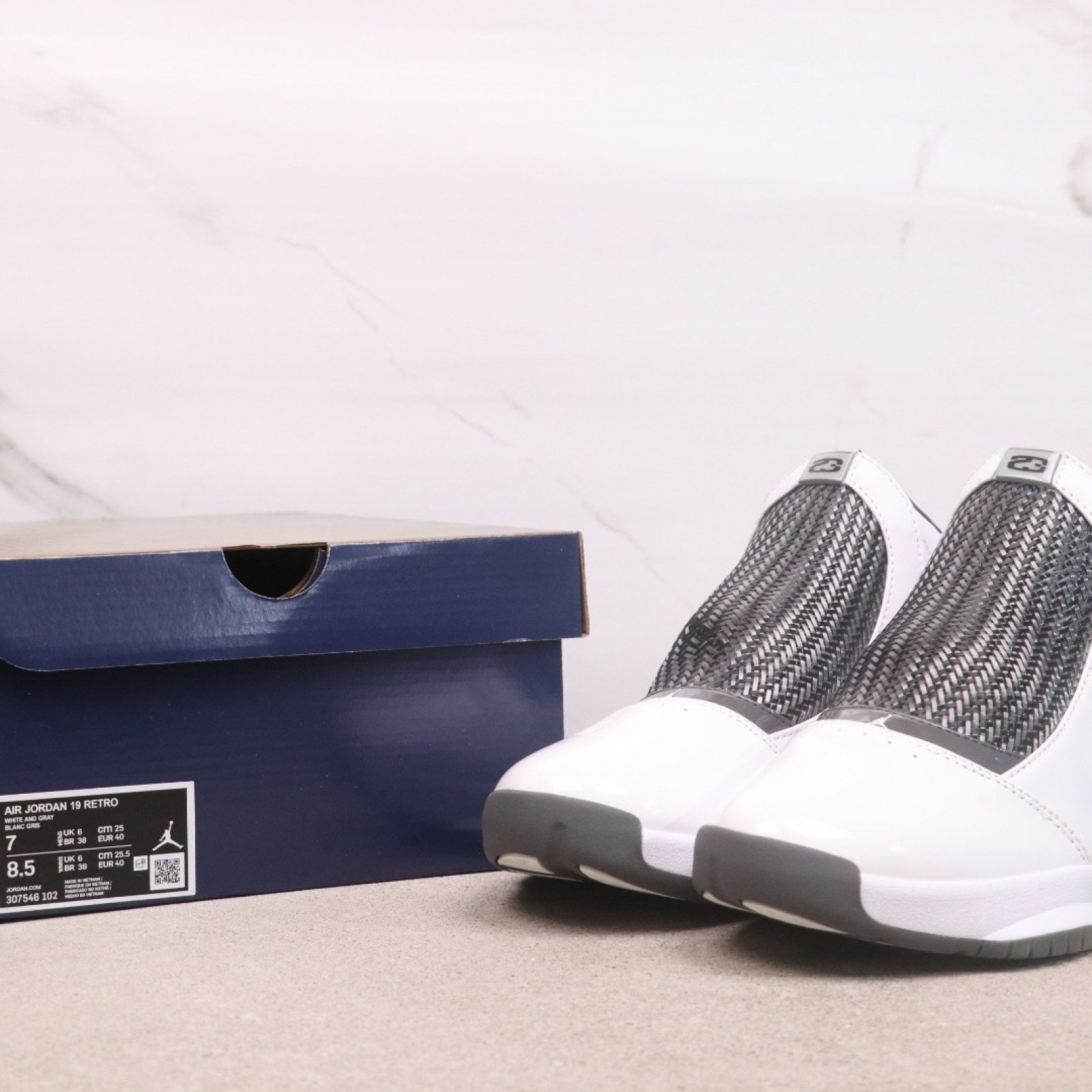 ????40 AIR JORDAN 19 RETRO 货号：307546-102