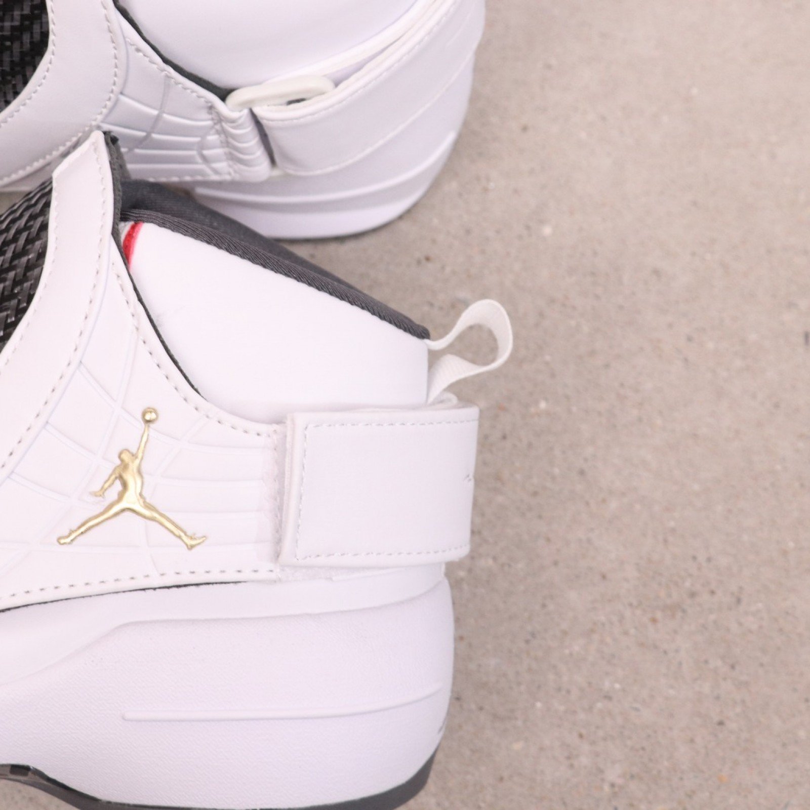 ????40 AIR JORDAN 19 RETRO 货号：307546-102