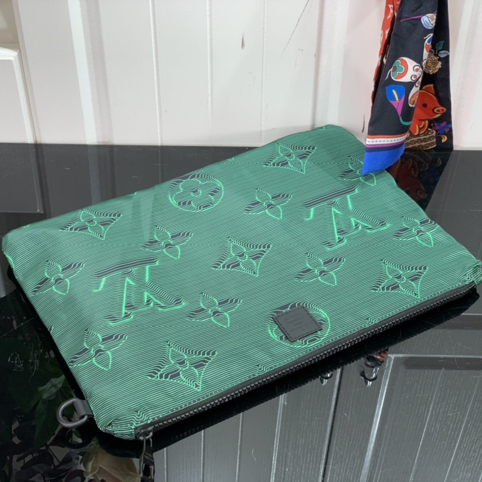 LV 2054 REVERSIBLE POUCH M80142