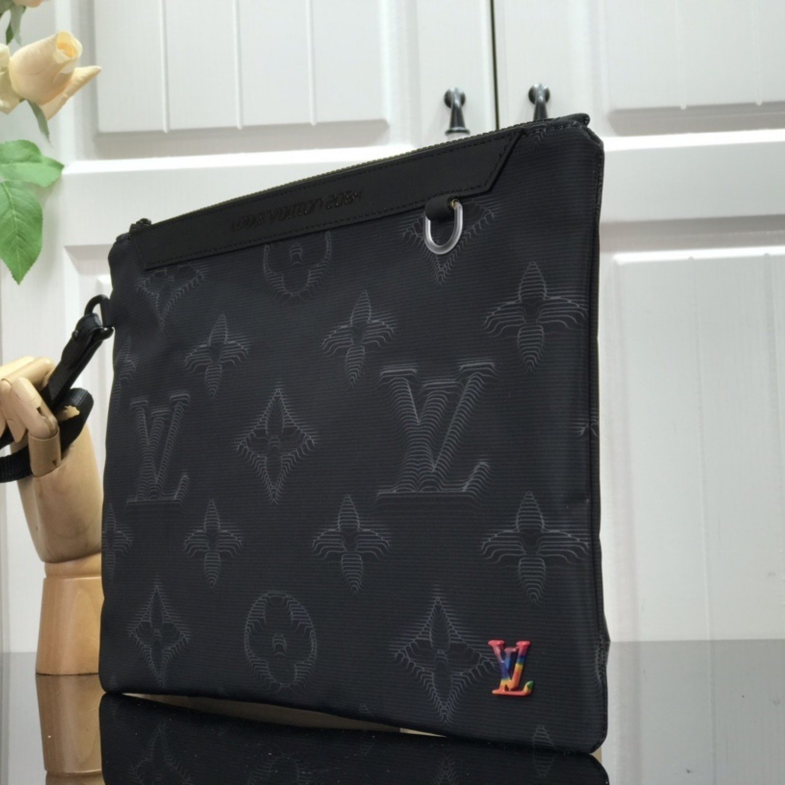 LV 2054 REVERSIBLE POUCH M80142