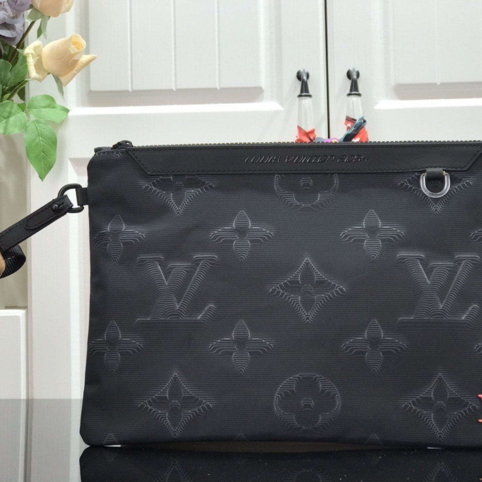LV 2054 REVERSIBLE POUCH M80142