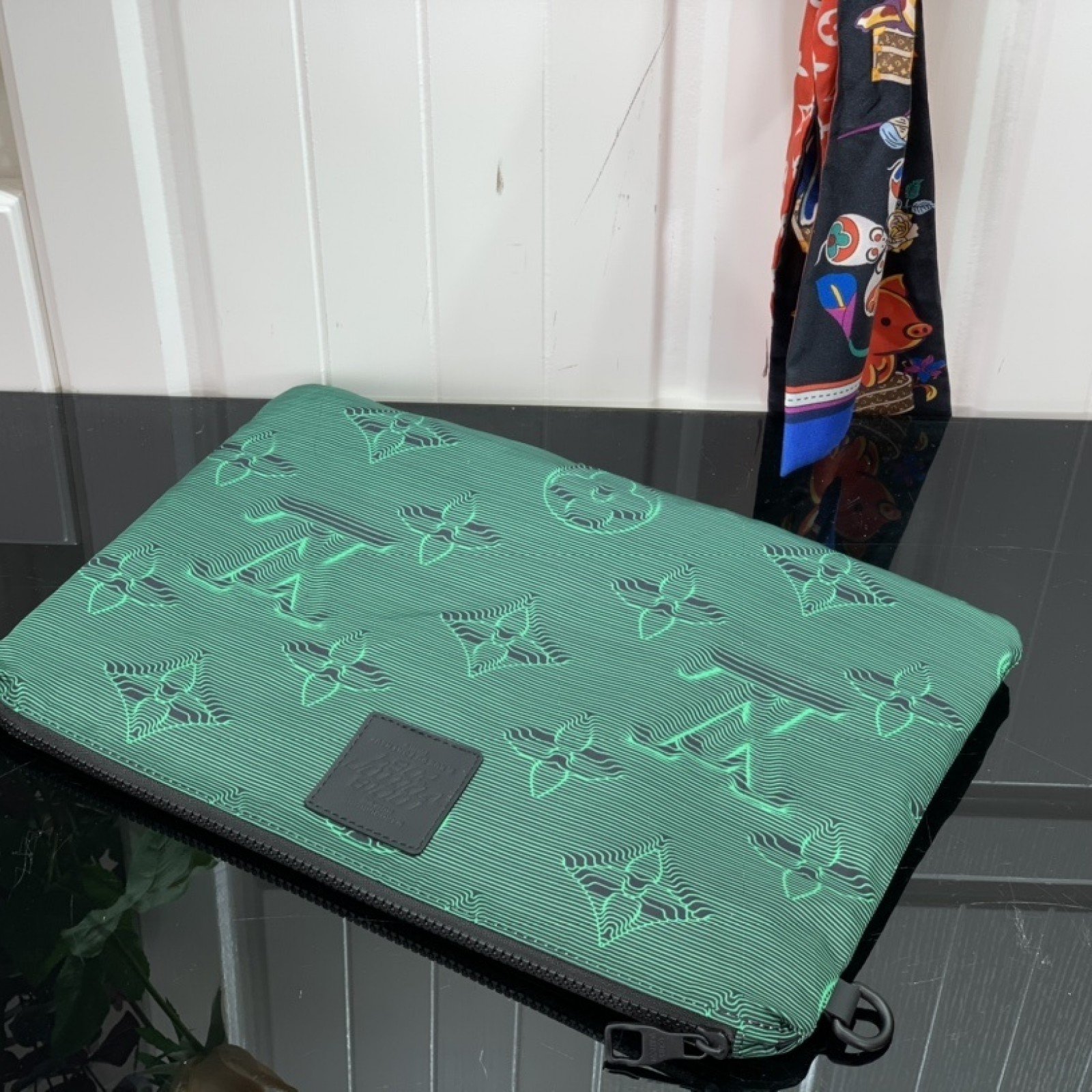 LV 2054 REVERSIBLE POUCH M80142