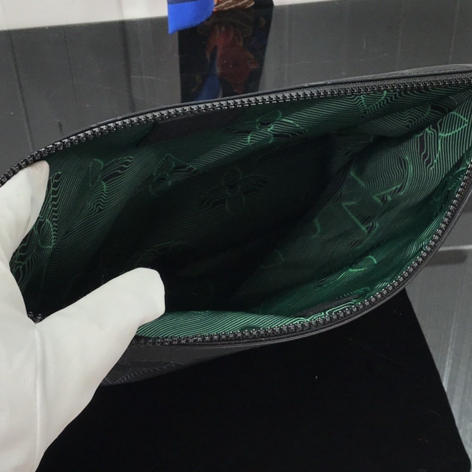 LV 2054 REVERSIBLE POUCH M80142