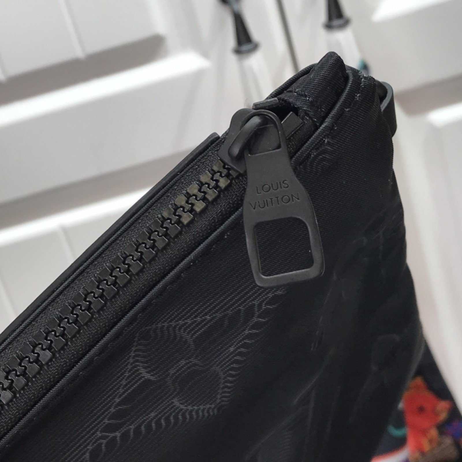 LV 2054 REVERSIBLE POUCH M80142