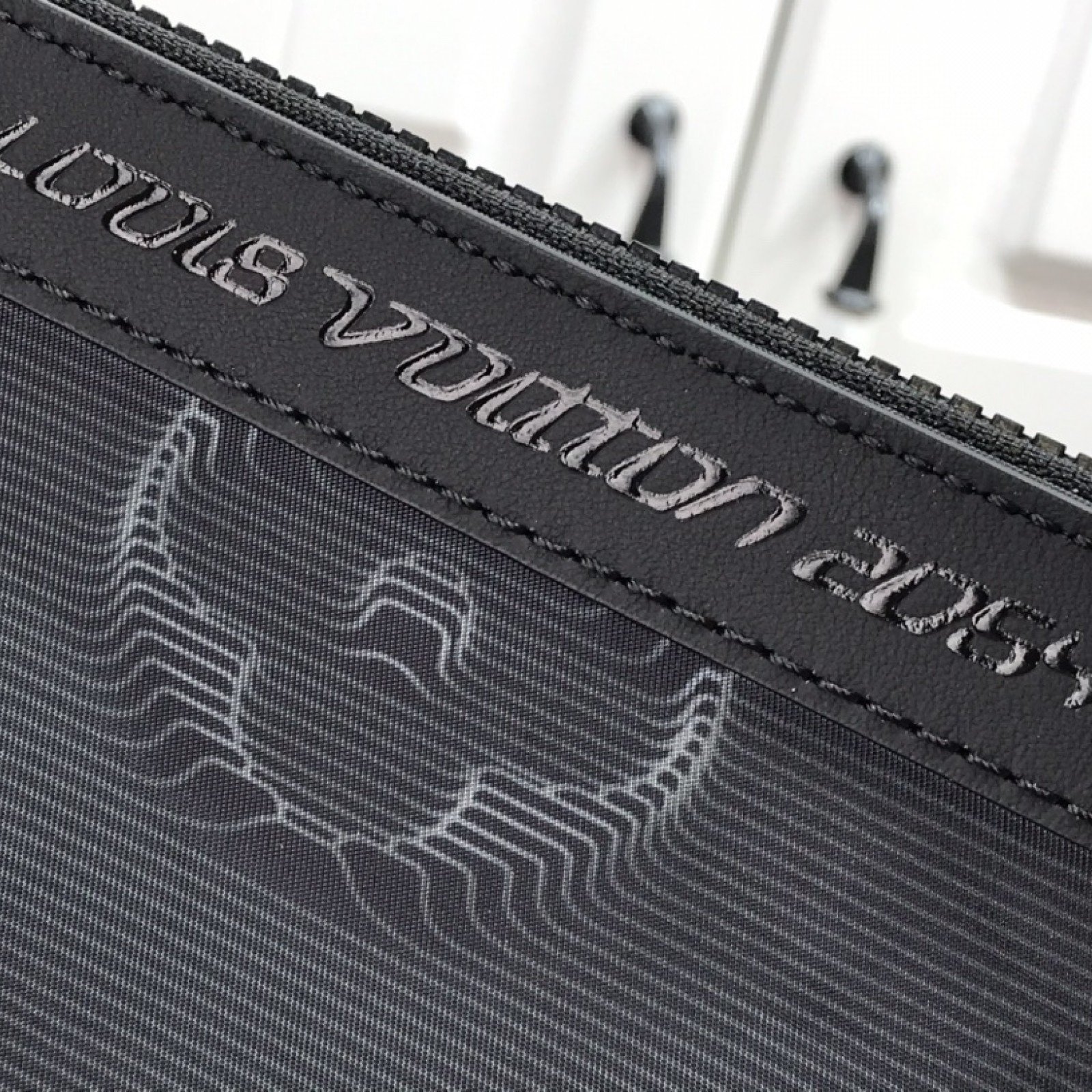 LV 2054 REVERSIBLE POUCH M80142