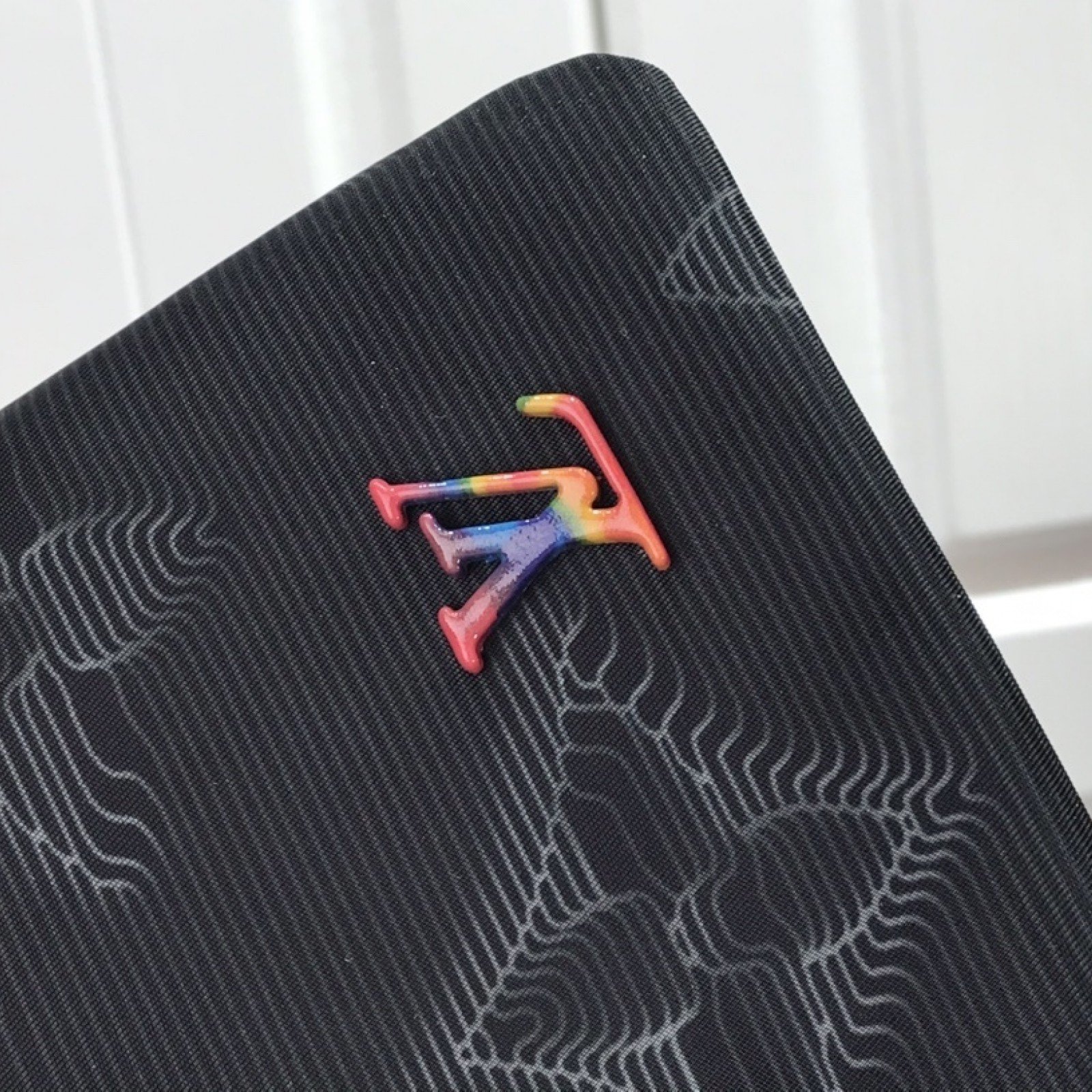 LV 2054 REVERSIBLE POUCH M80142