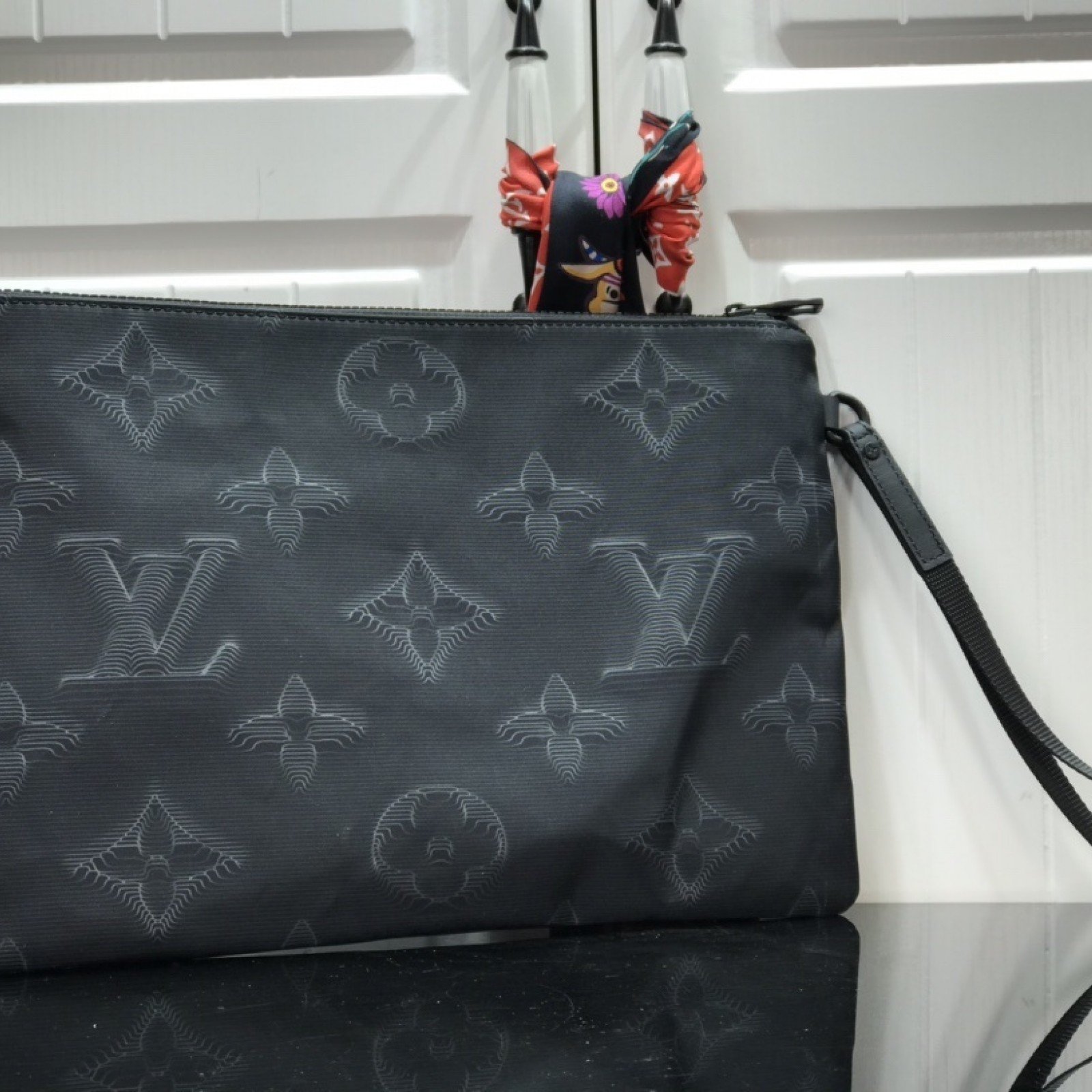 LV 2054 REVERSIBLE POUCH M80142