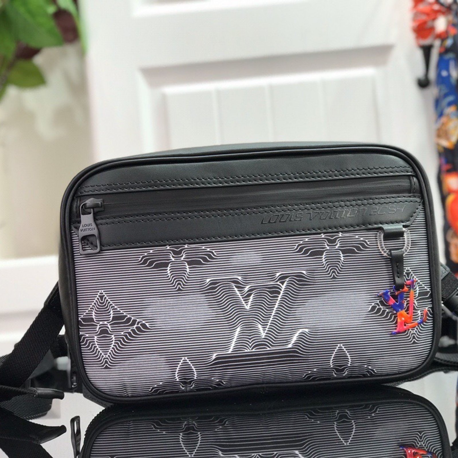 LV 2054 Shoulder bag M55698