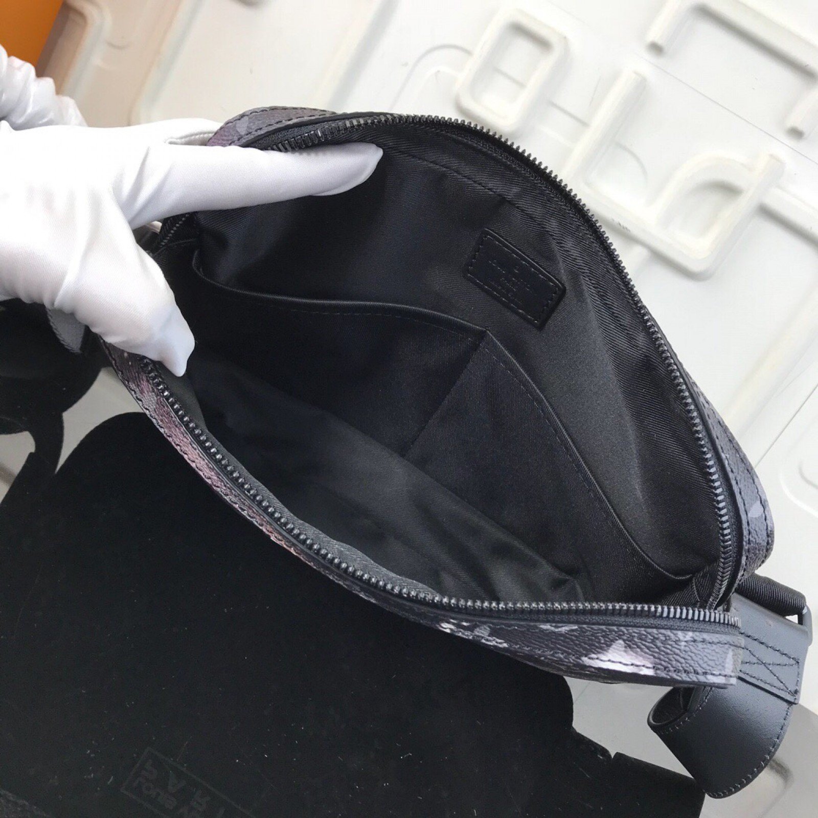 LV ALPHA MESSENGER M44165
