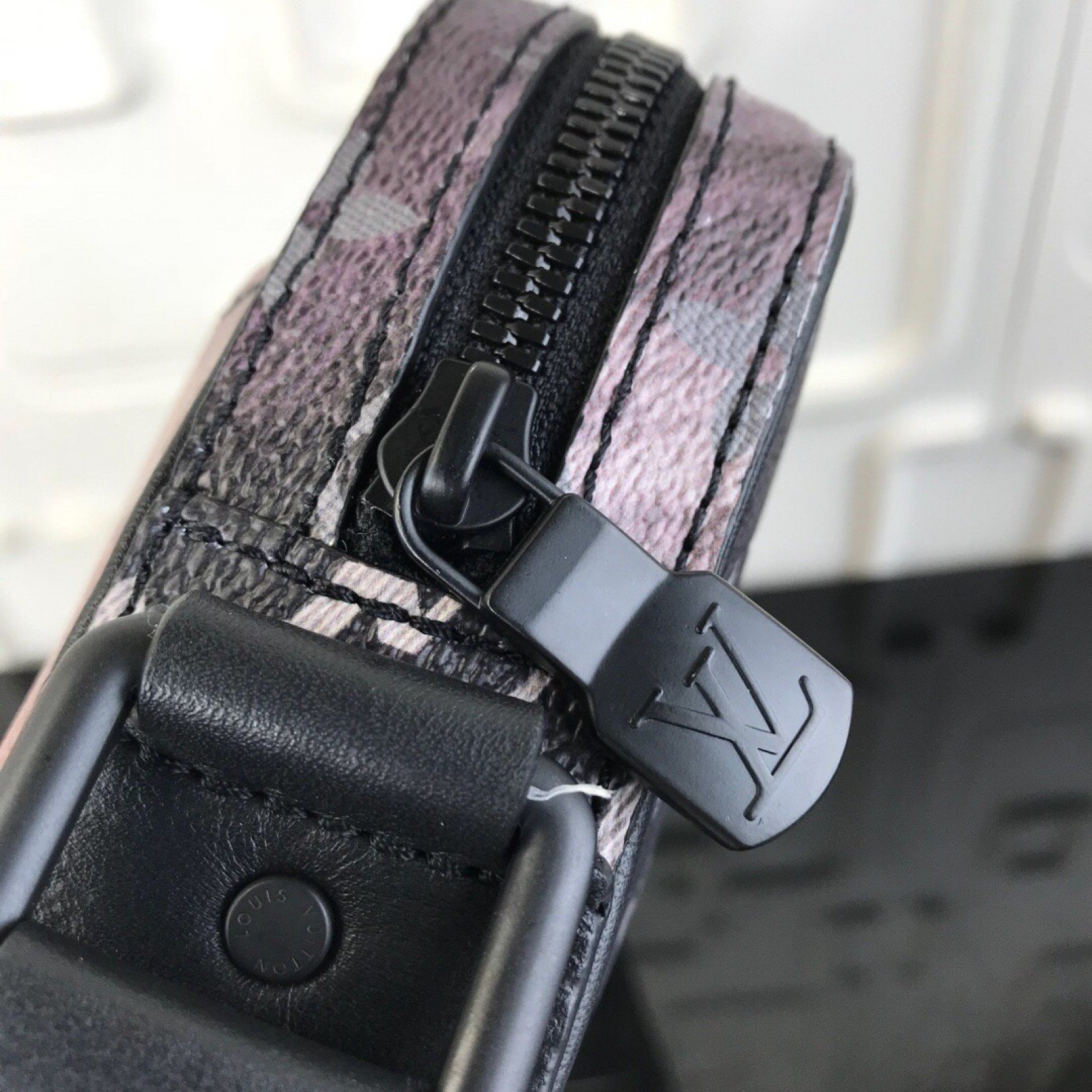 LV ALPHA MESSENGER M44165