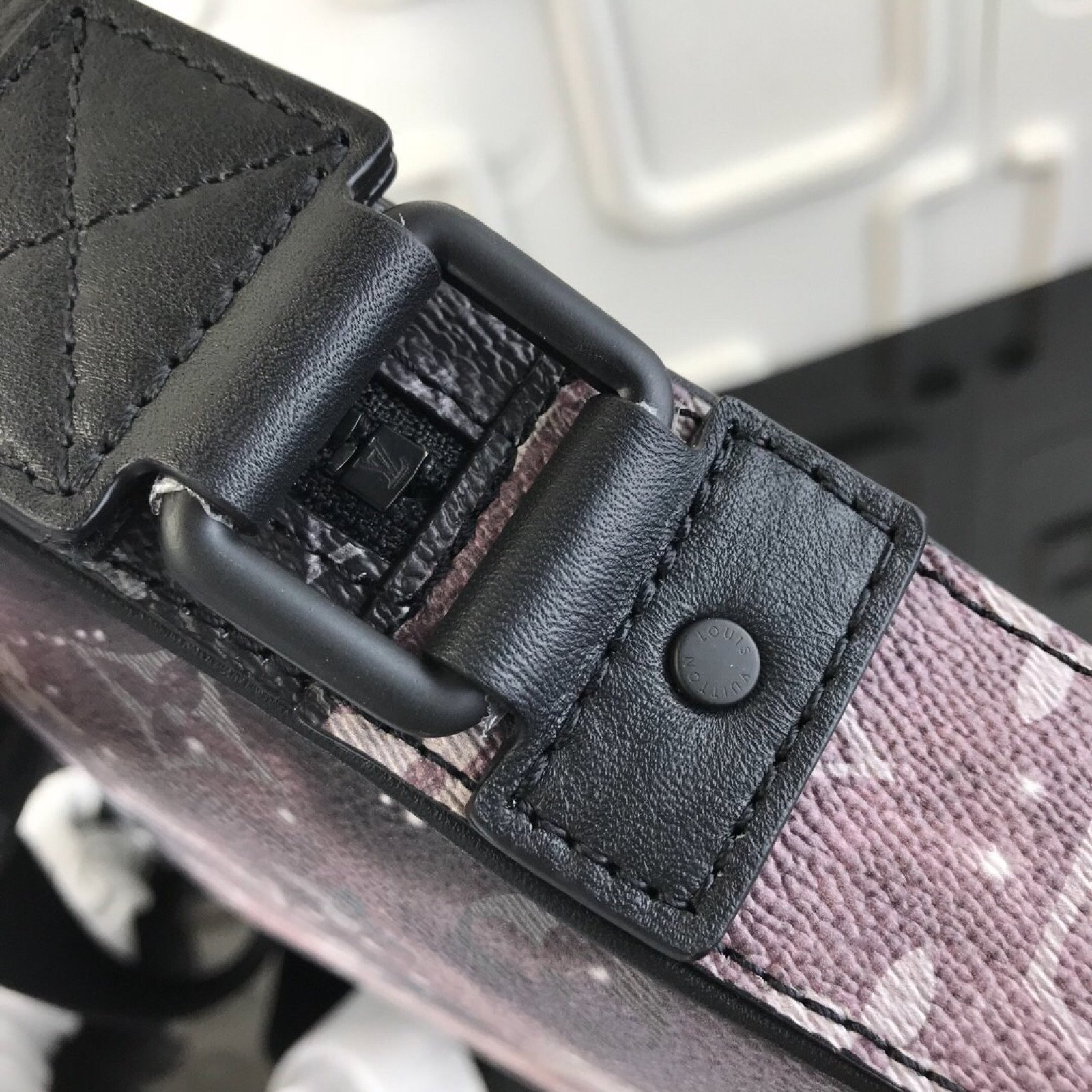 LV ALPHA MESSENGER M44165