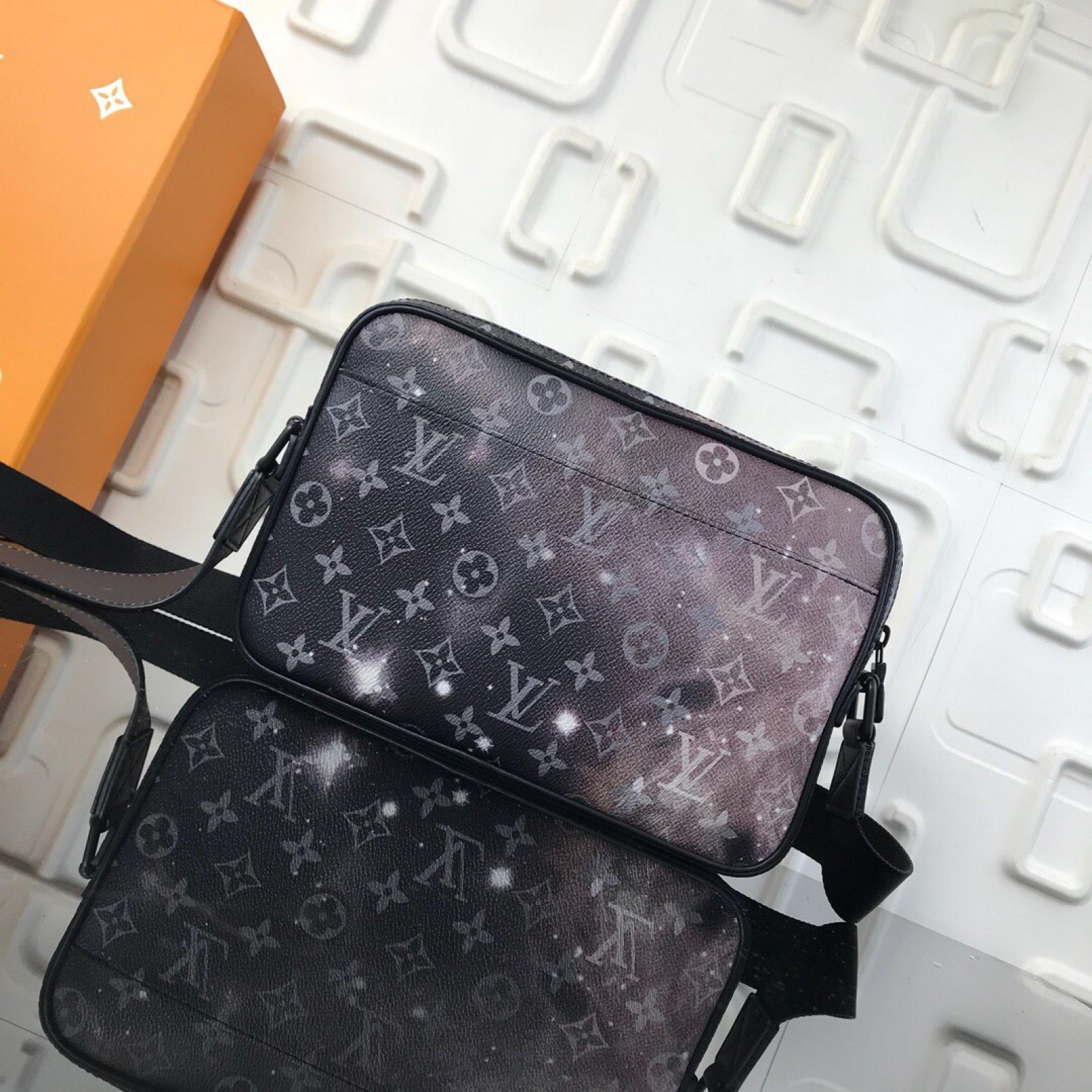 LV ALPHA MESSENGER M44165