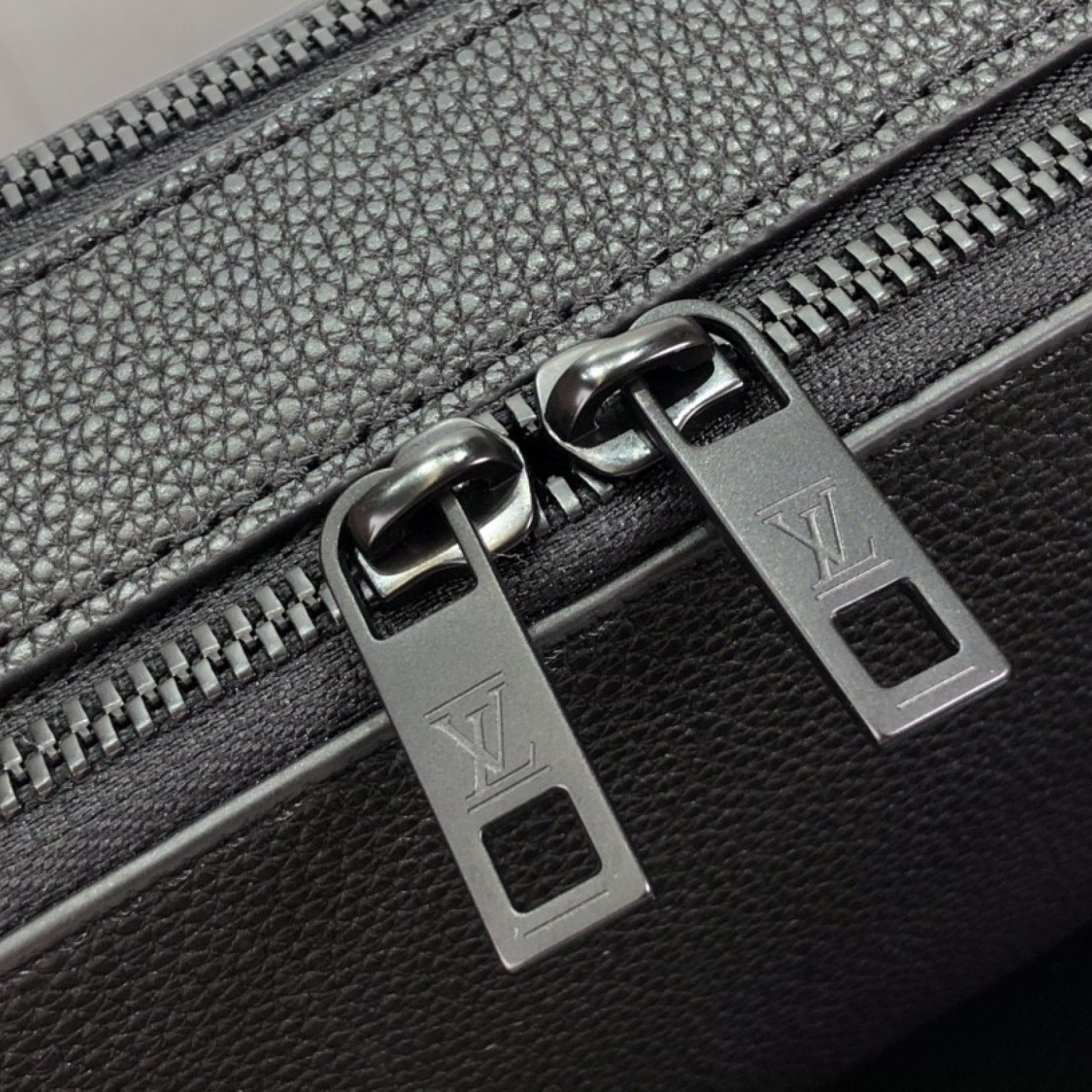 LV ALPHA WEARABLE WALLET M59161