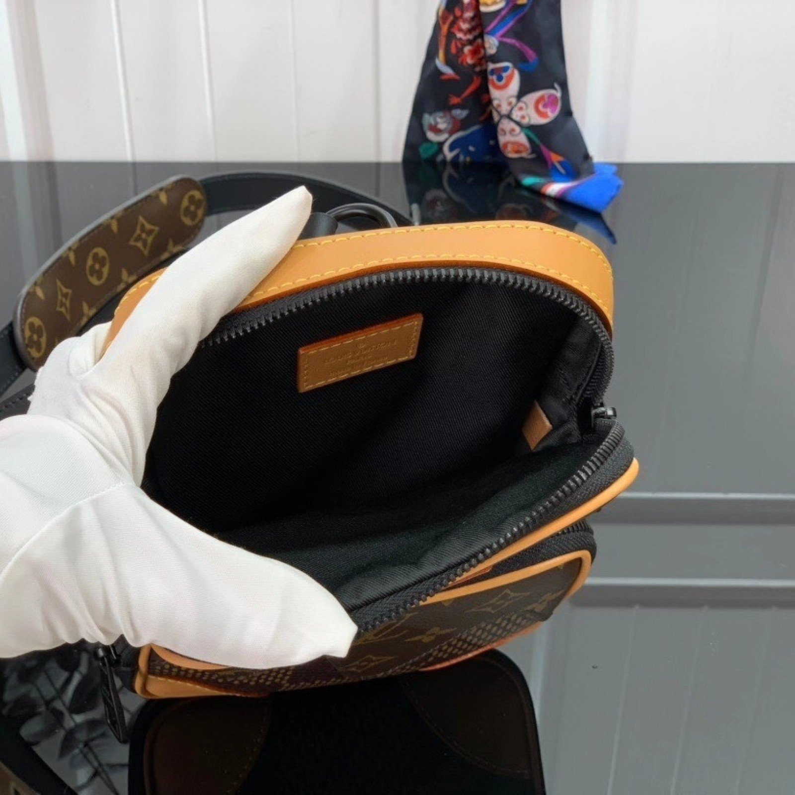 LV AMAZONE MESSENGER N40379