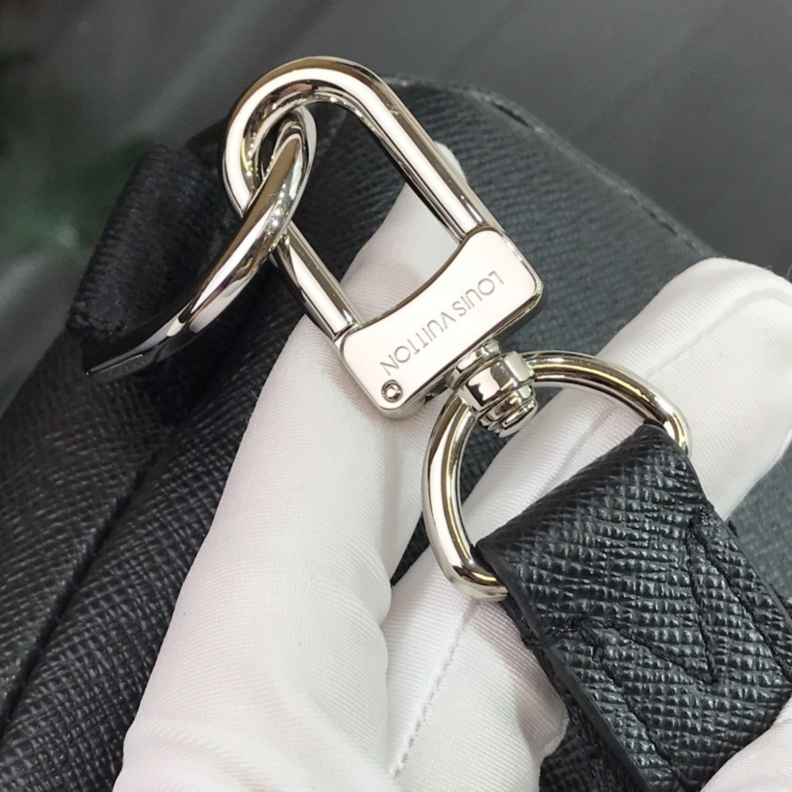 LV AVENUE SLING BAG M40403