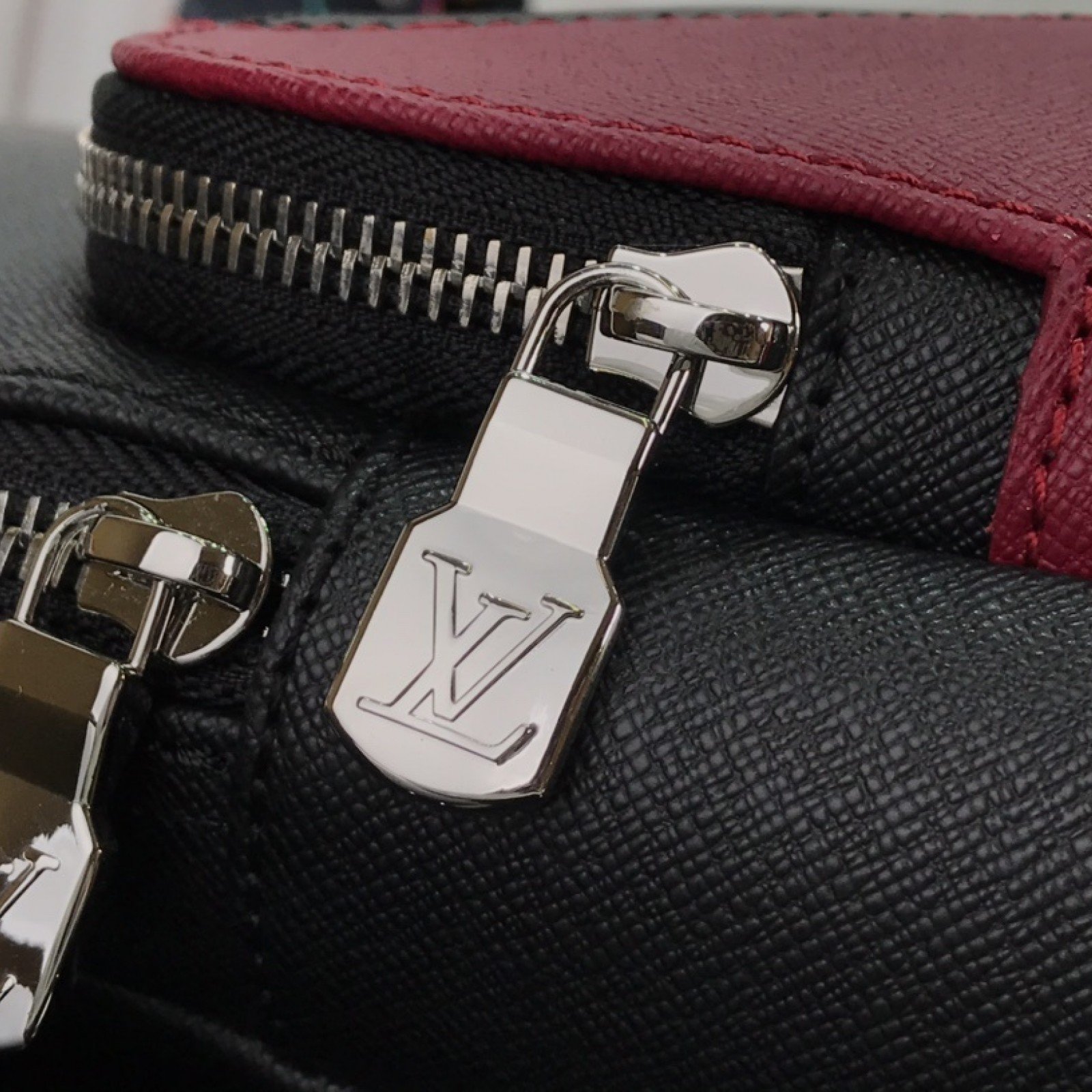 LV AVENUE SLING BAG M40403