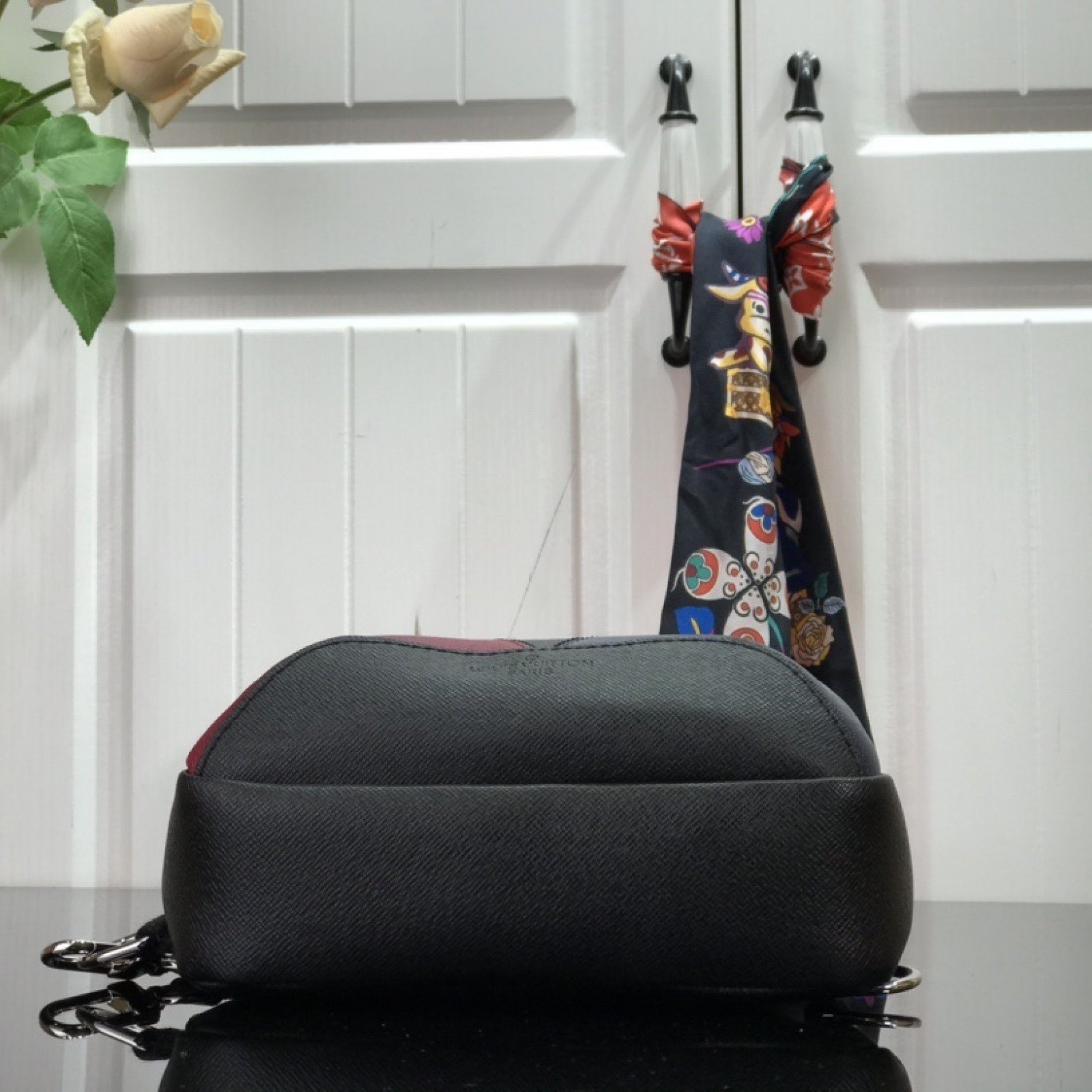 LV AVENUE SLING BAG M40403