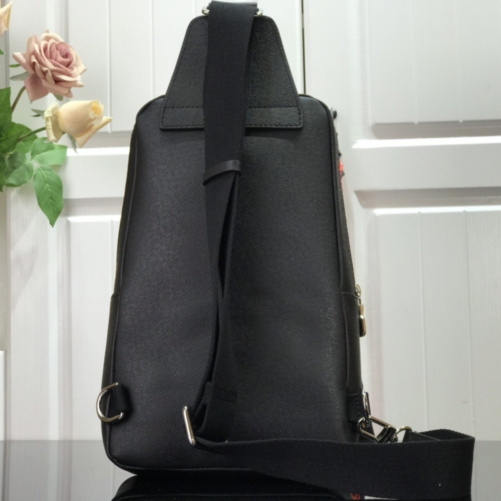 LV AVENUE SLING BAG M40403