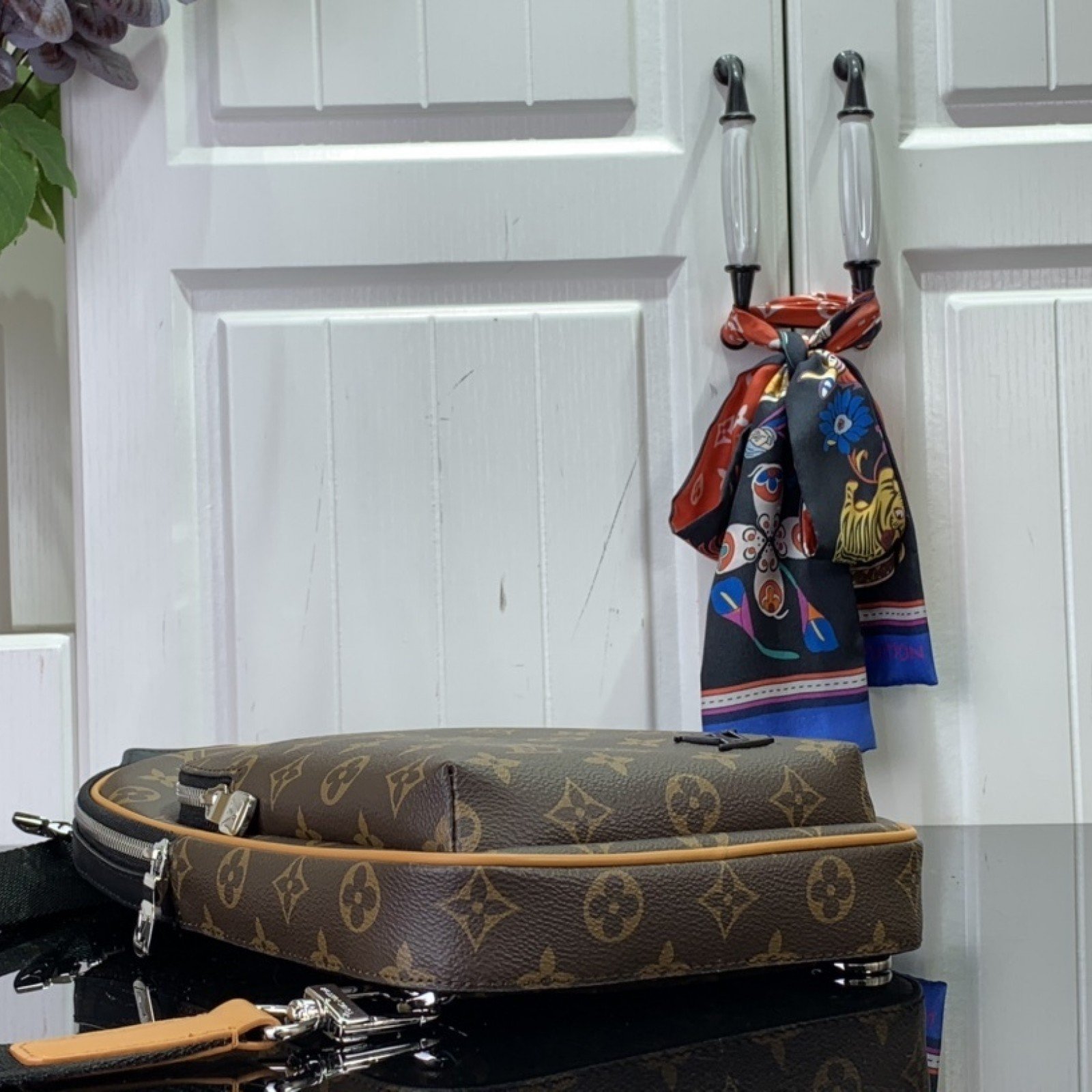 LV Avenue Sling Bag m46718
