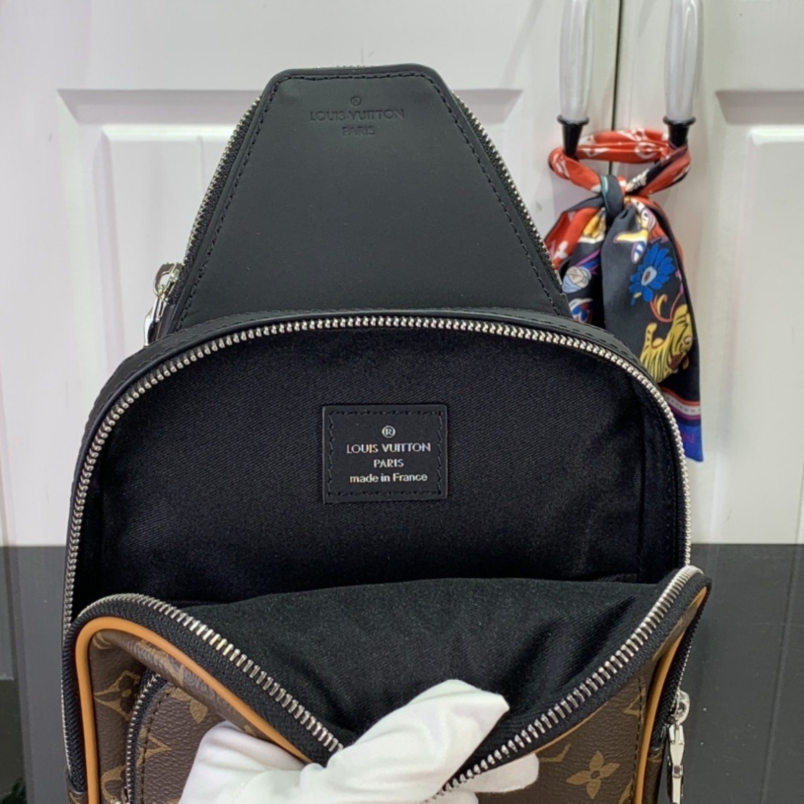 LV Avenue Sling Bag m46718