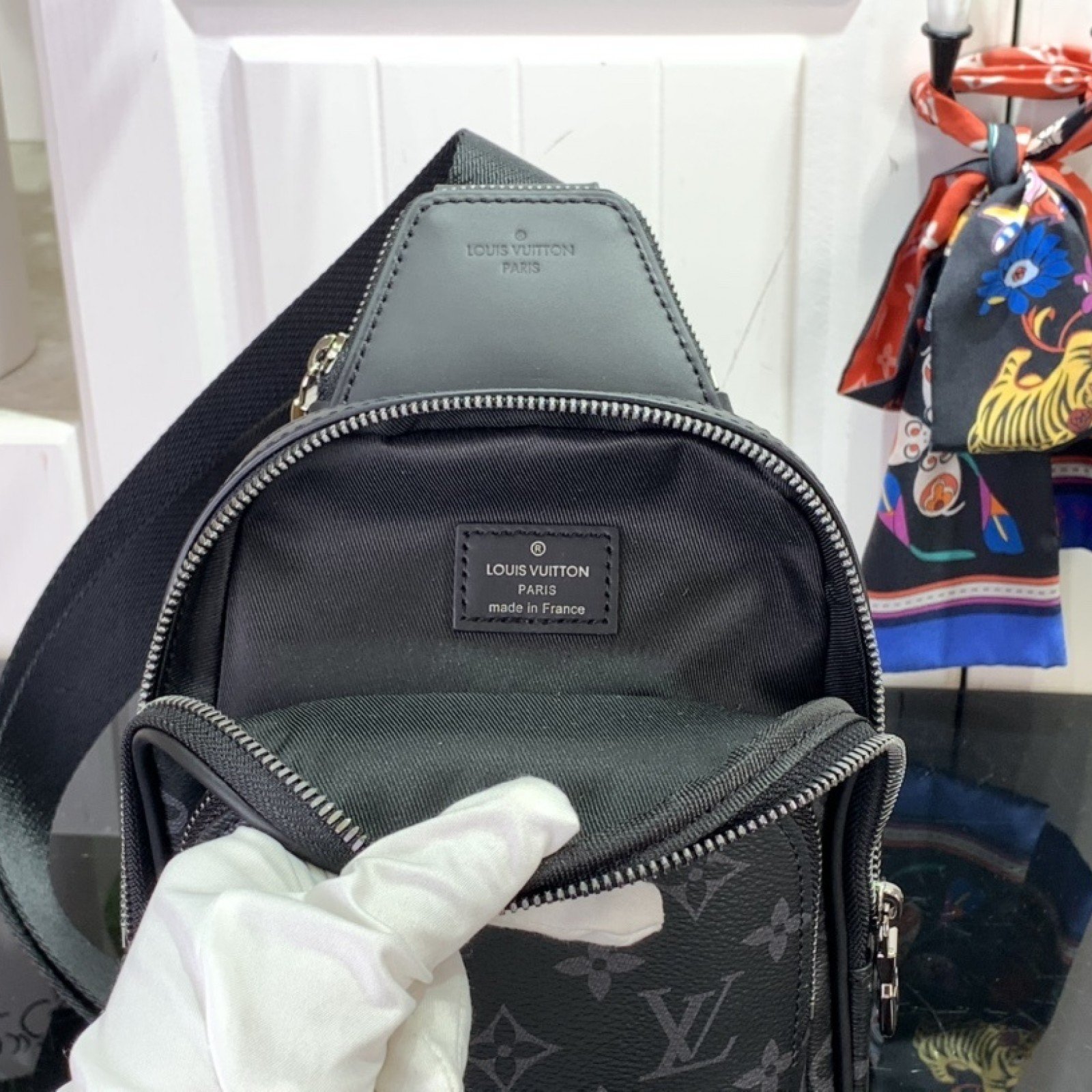LV Avenue Slingbag PM M47137