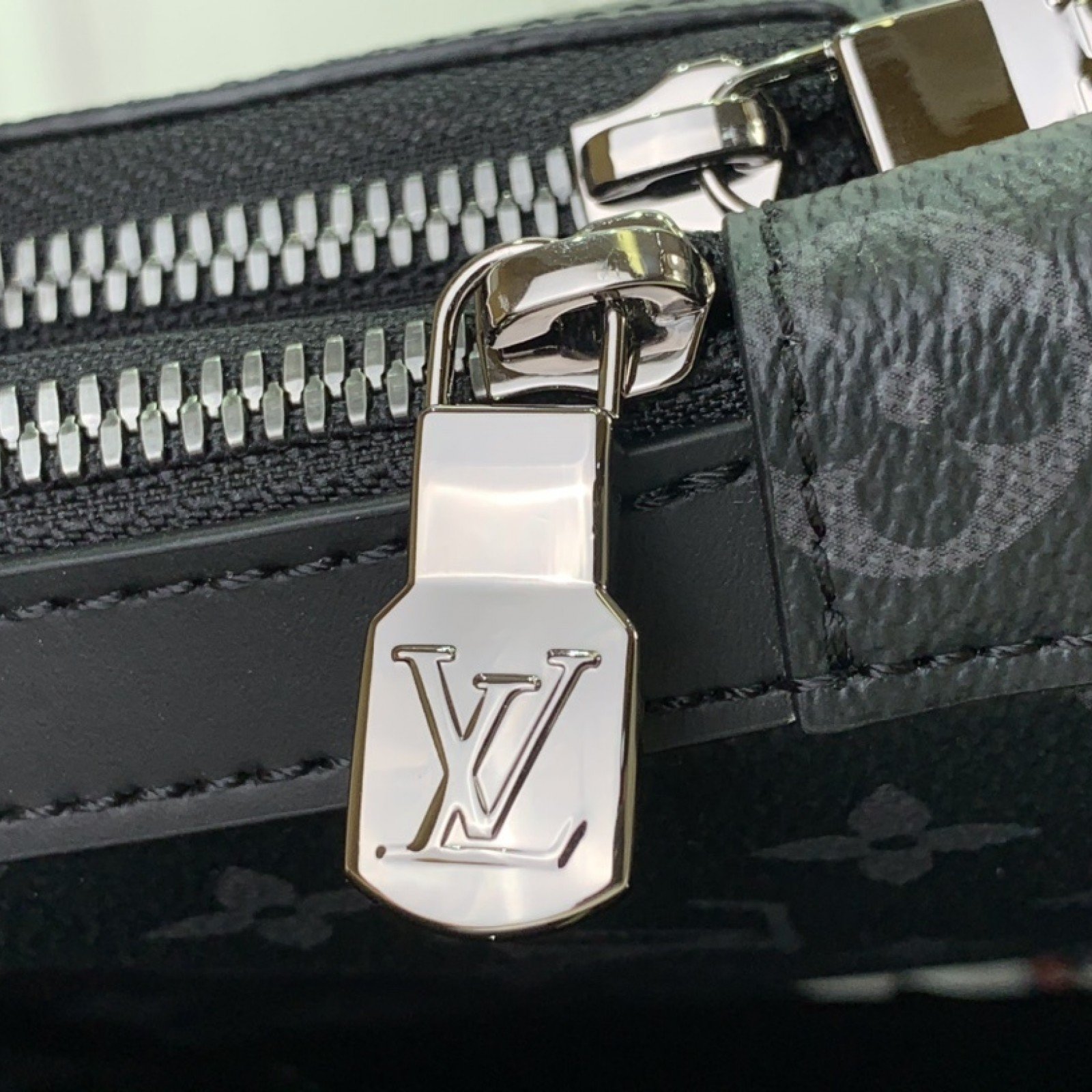 LV Avenue Slingbag PM M47137