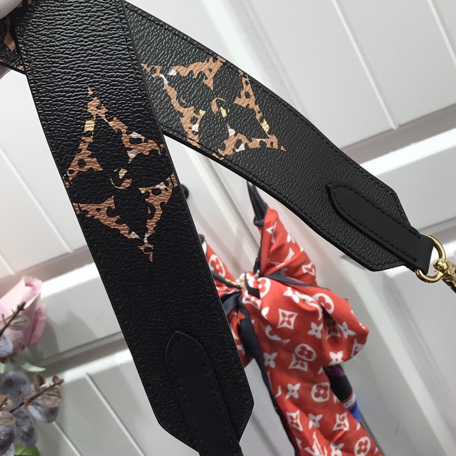 LV BANDOULIERE J02455