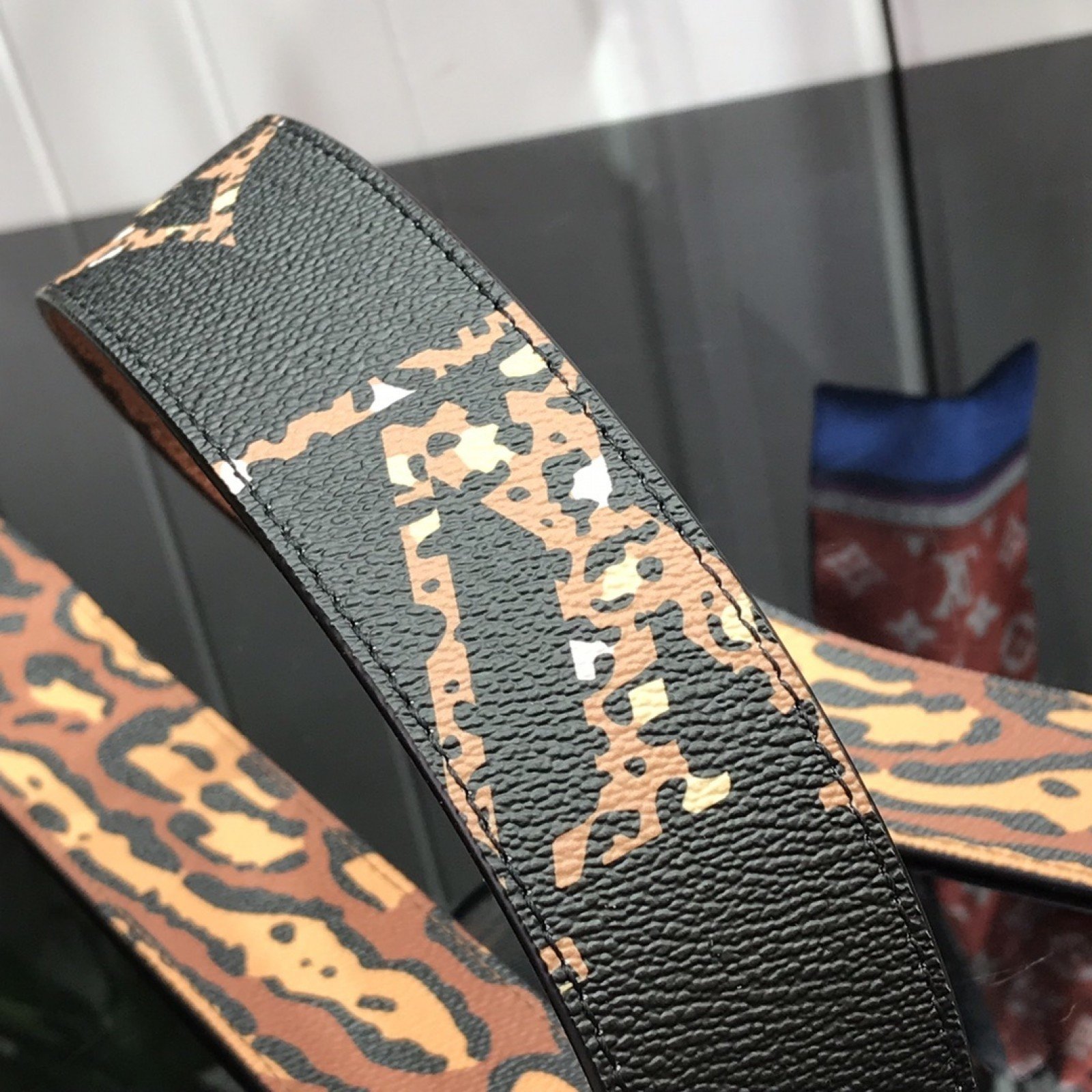 LV BANDOULIERE J02455