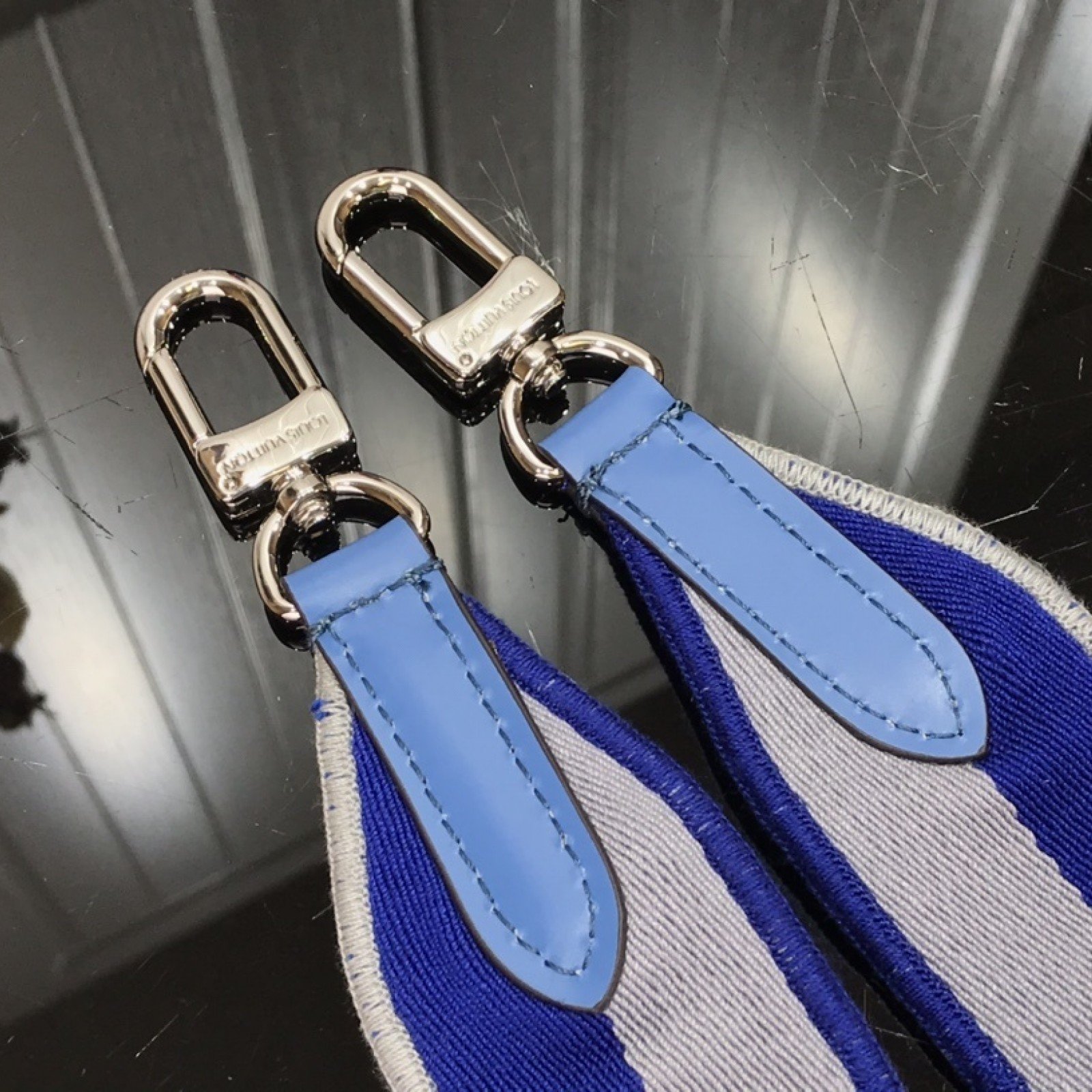 LV BANDOULIERE J02506