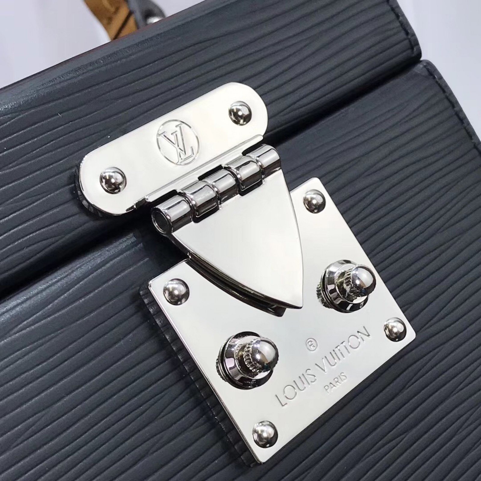 LV BLEECKER BOX M90461