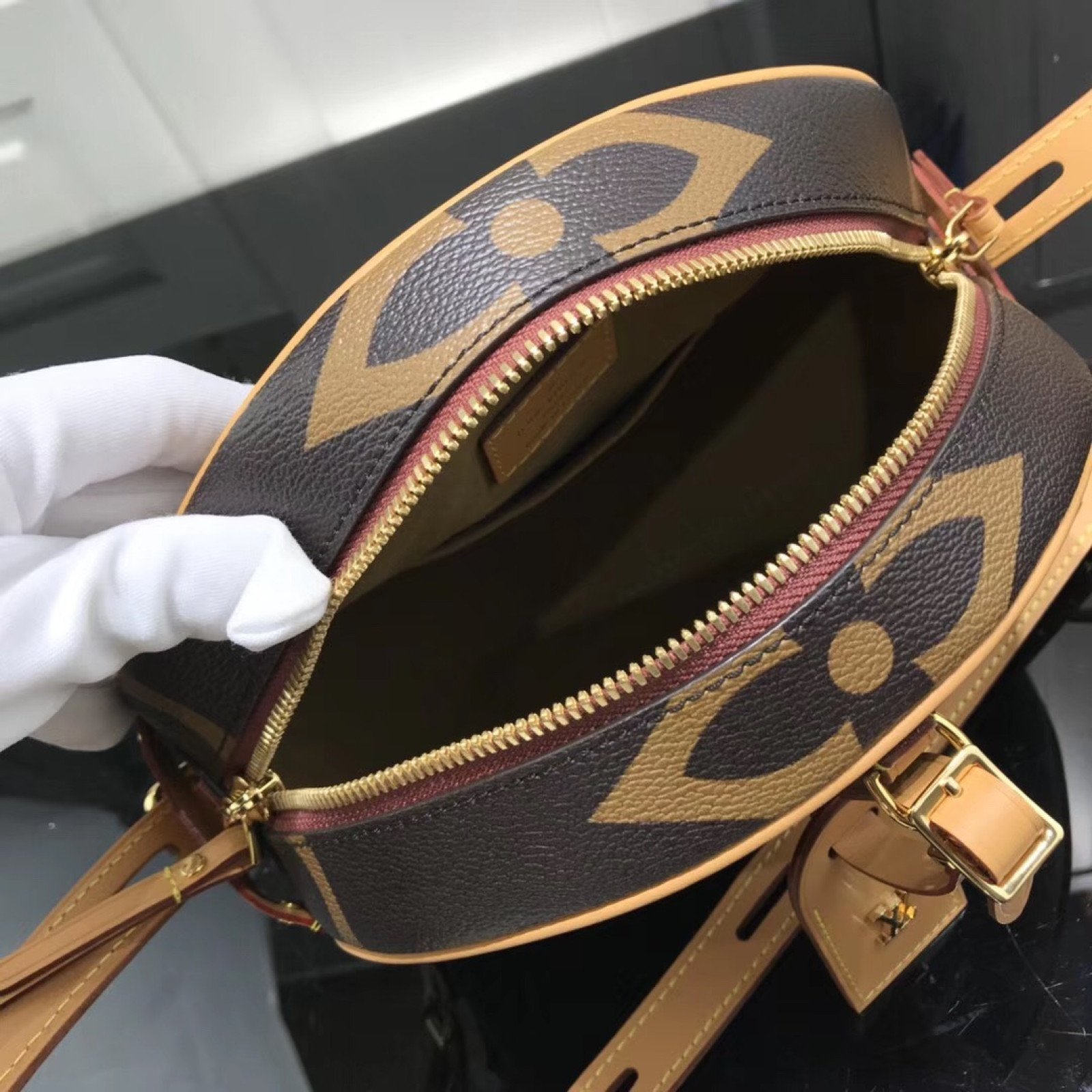 LV BOITE CHAPEAU BAG M52294DV