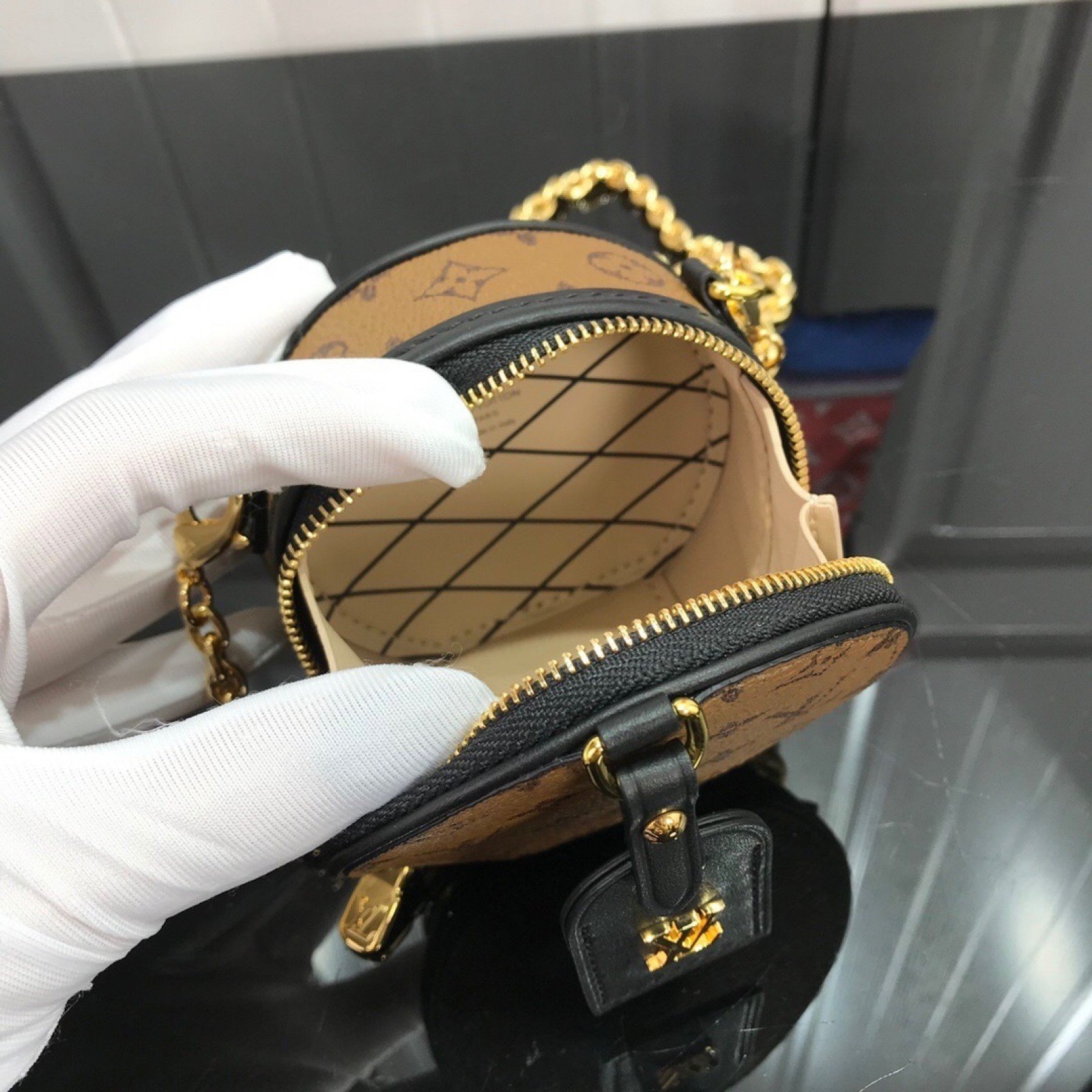 LV BOITE CHAPEAU NECKLACE M68577