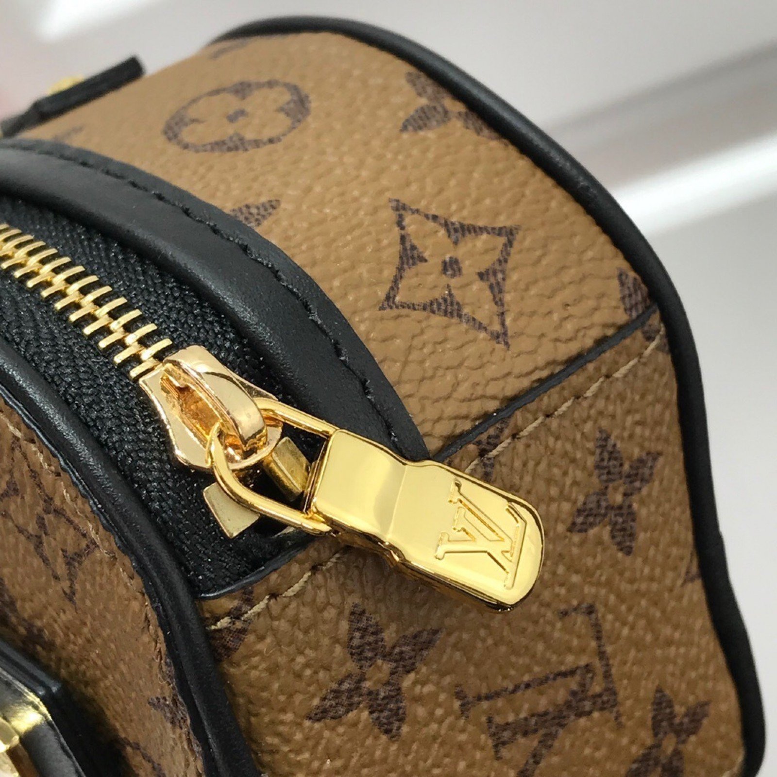 LV BOITE CHAPEAU NECKLACE M68577
