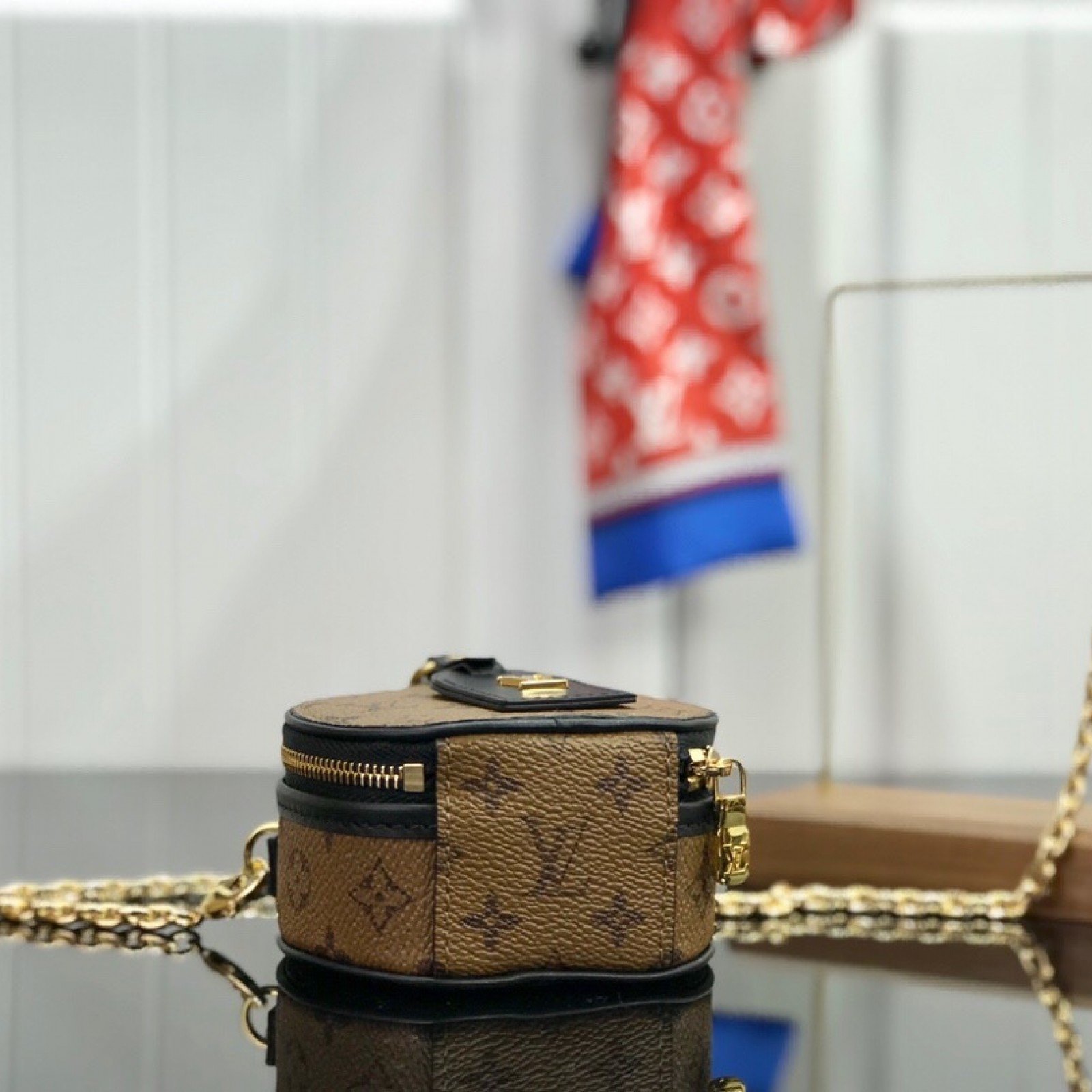 LV BOITE CHAPEAU NECKLACE M68577