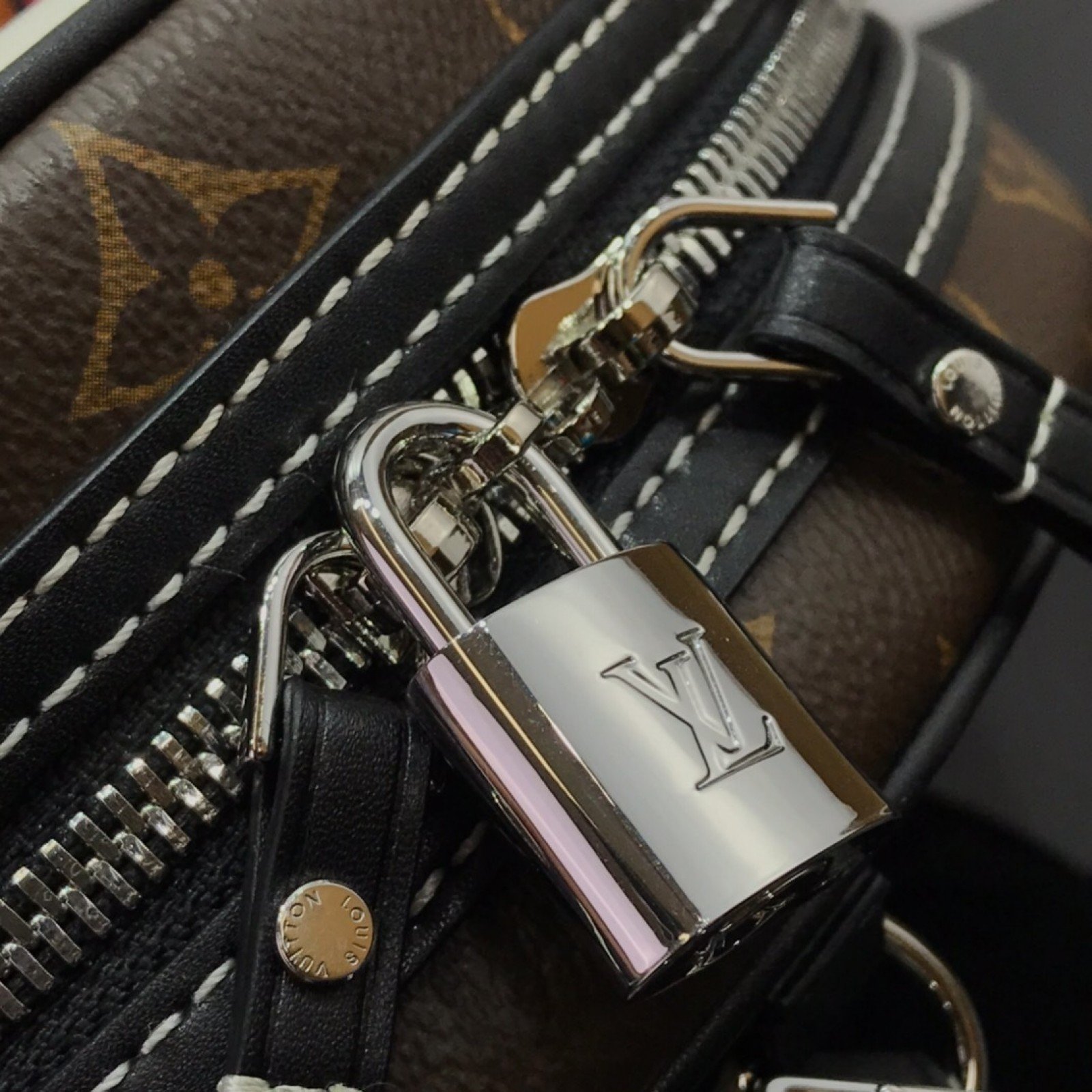 LV BOITE CHAPEAU SOUPLE BAG M55653