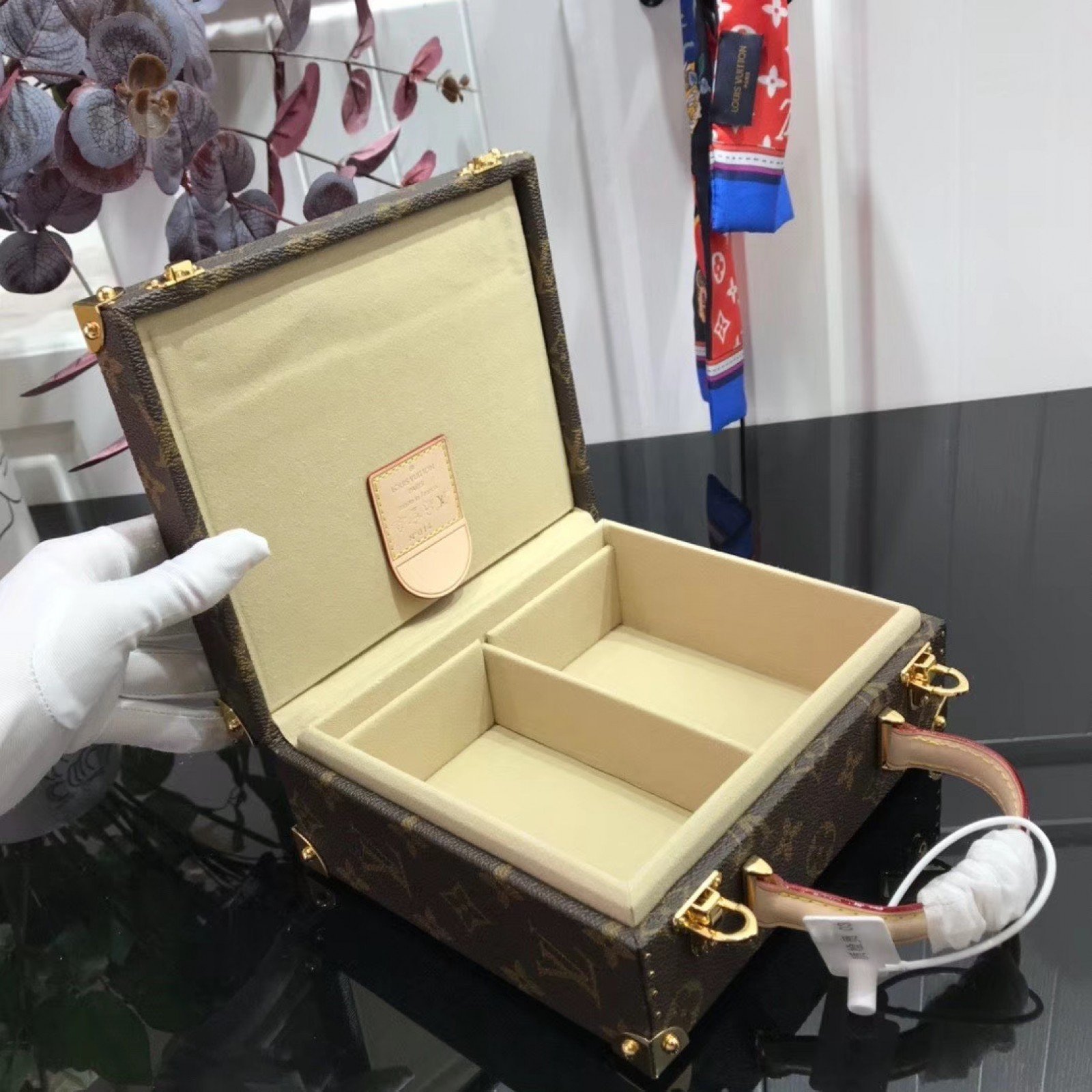 LV BOX M50714V