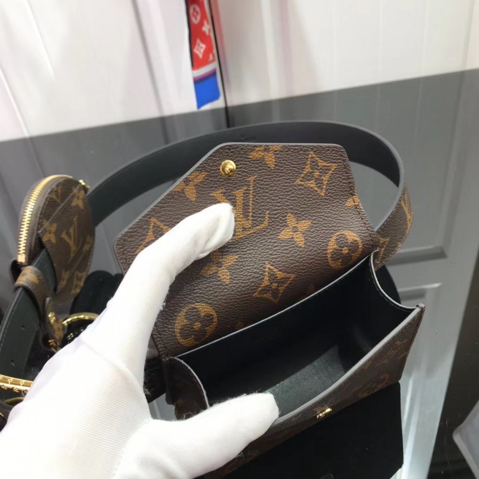 LV BUMBAG 111120C