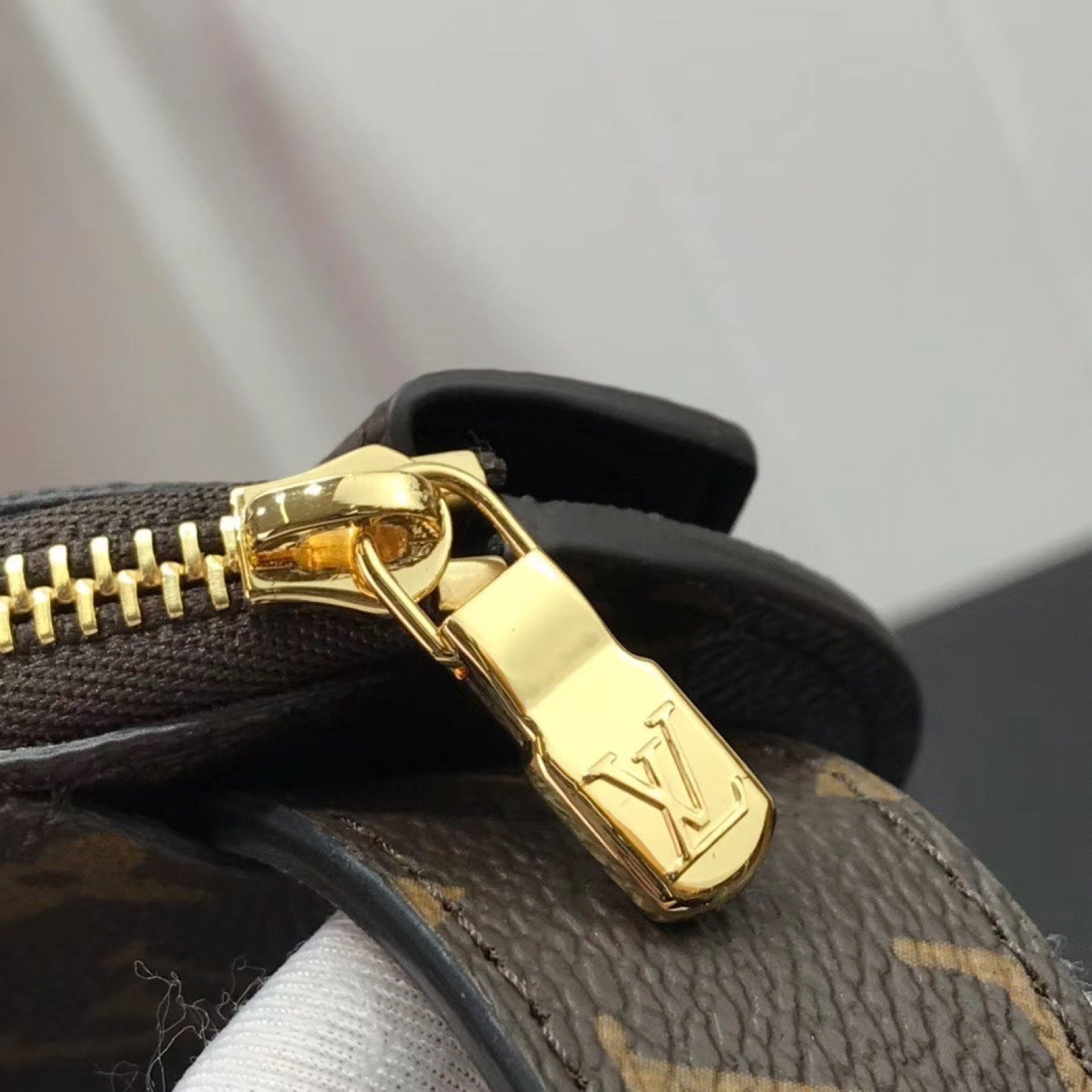 LV BUMBAG 111120C