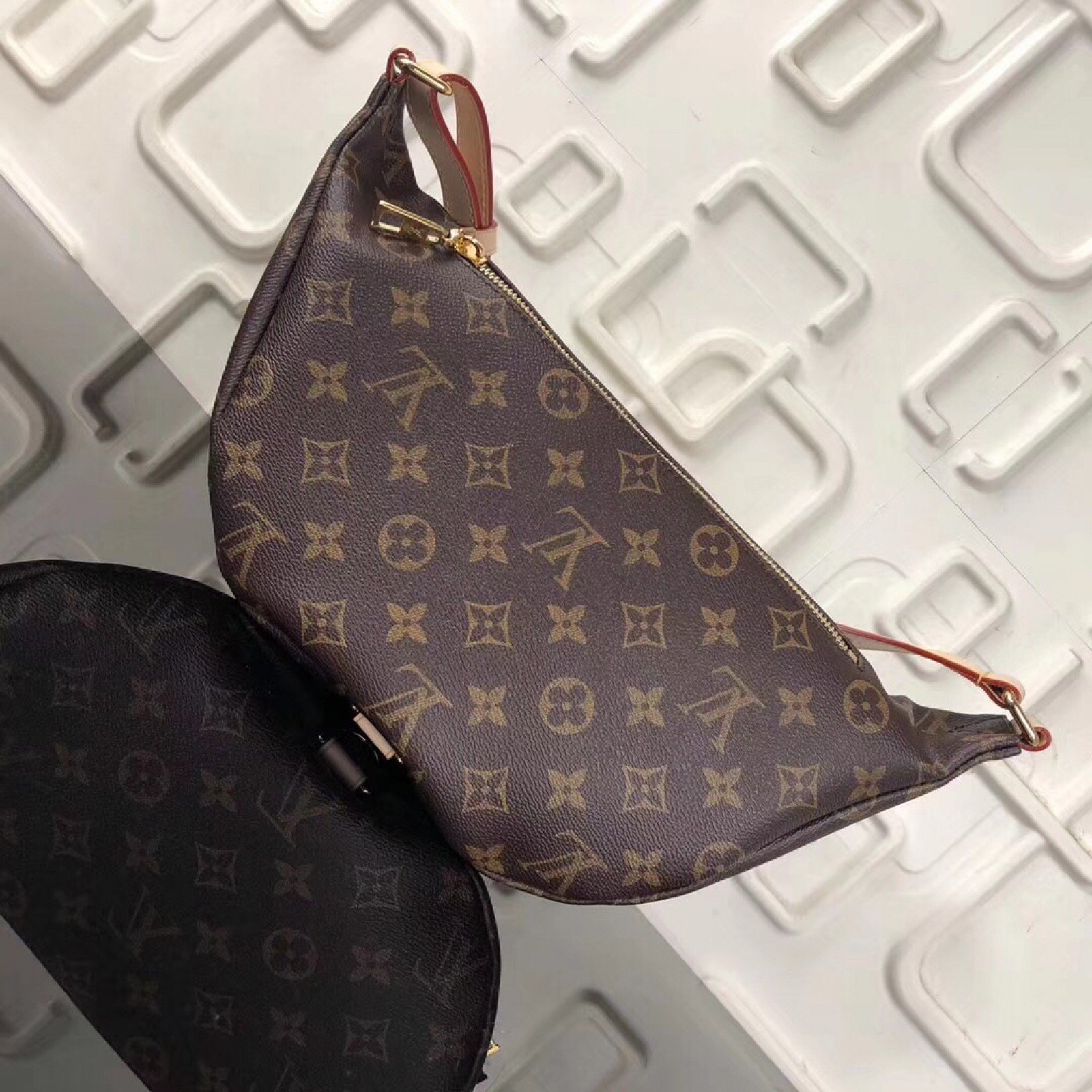 LV BUMBAG M43644WJ