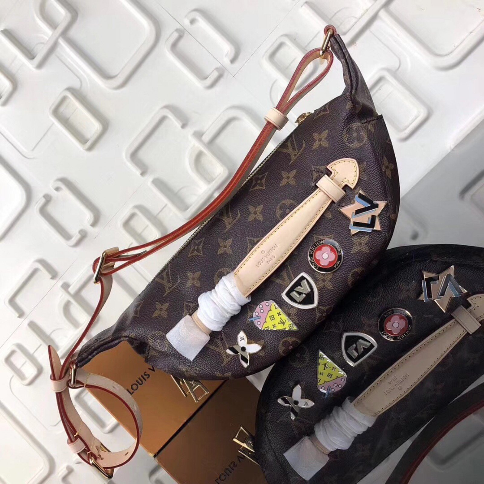 LV BUMBAG M43644WJ