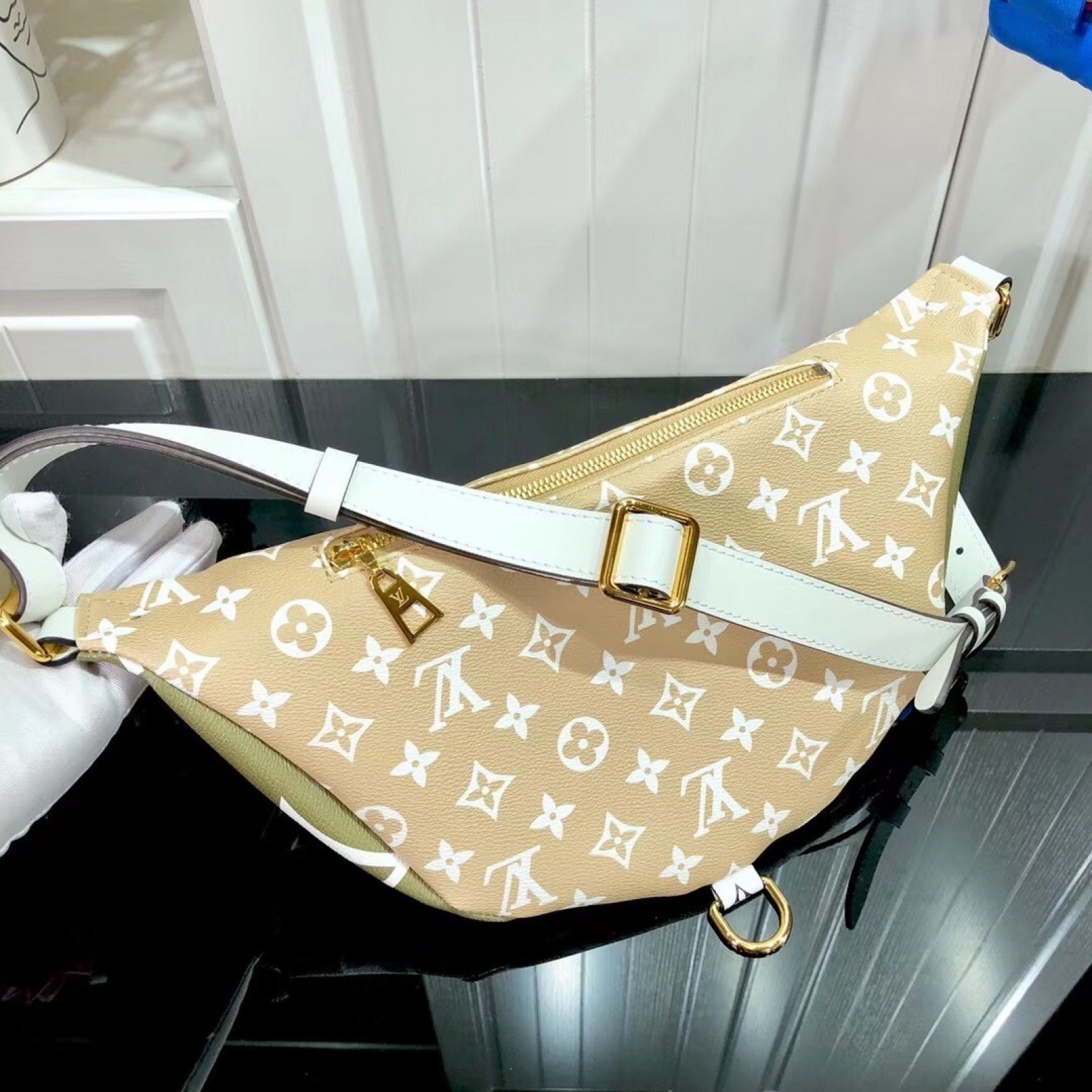 LV BUMBAG M44611