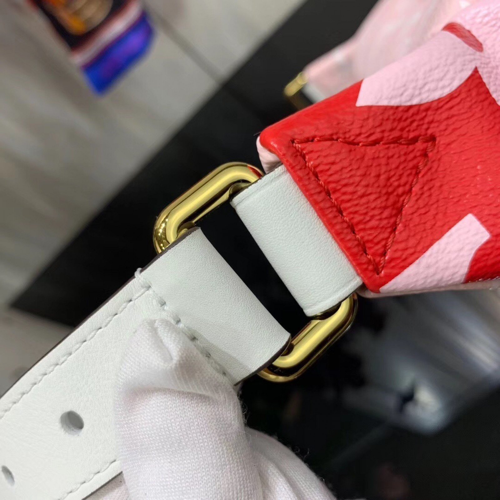 LV BUMBAG M44611