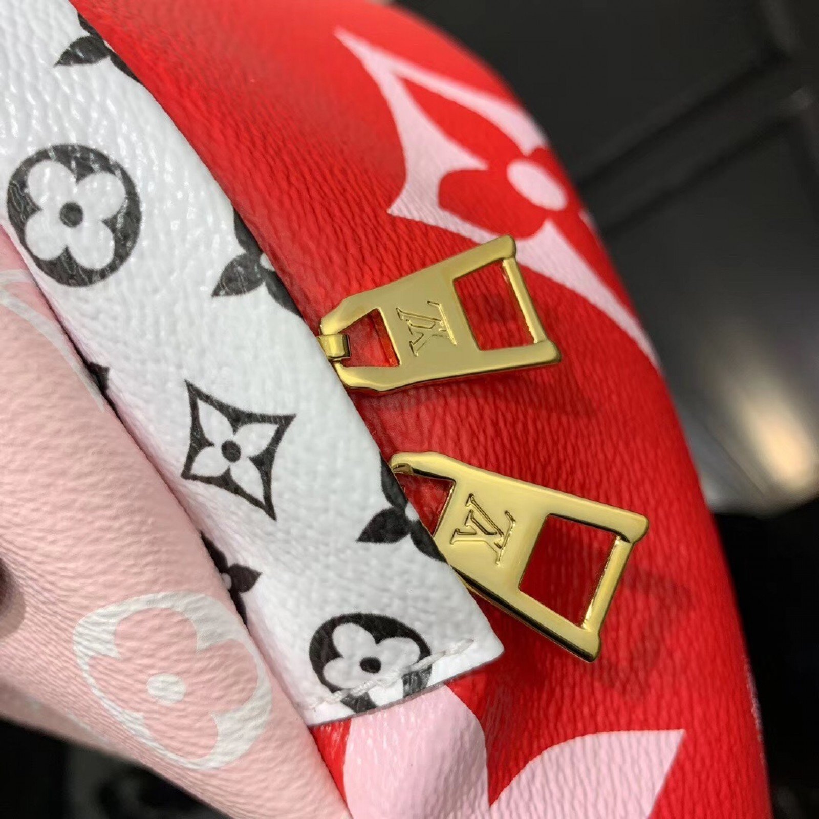 LV BUMBAG M44611