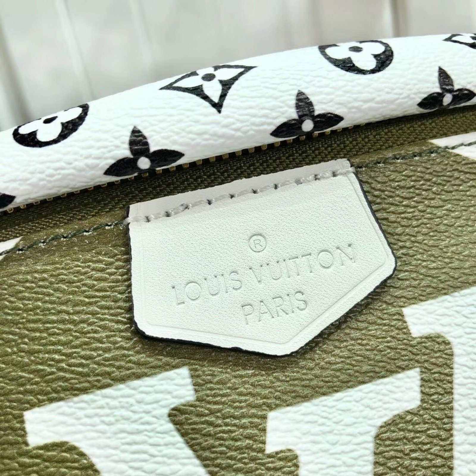 LV BUMBAG M44611