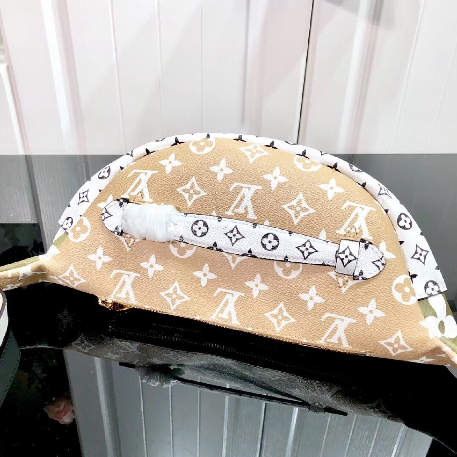 LV BUMBAG M44611