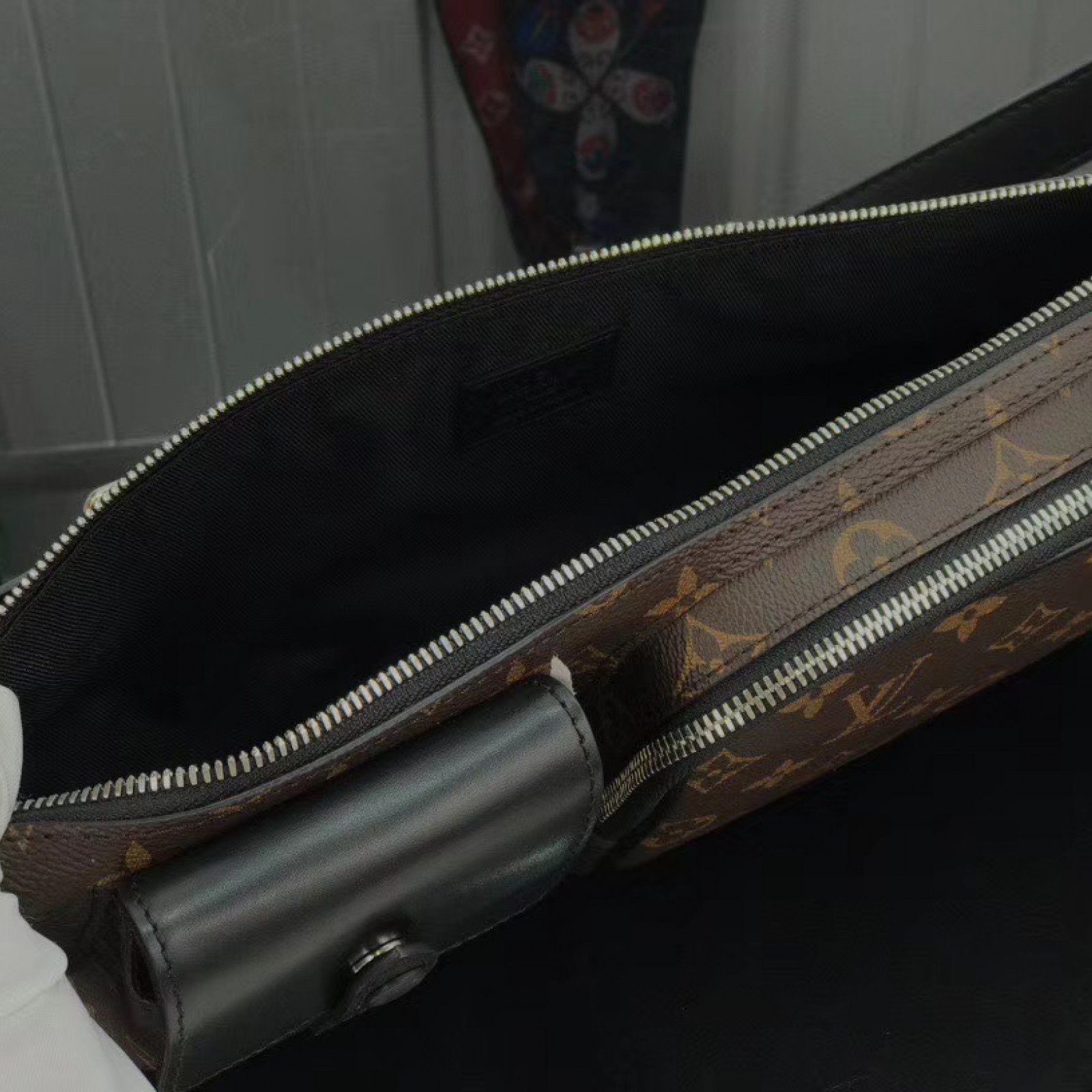 LV BUMBAG M45337