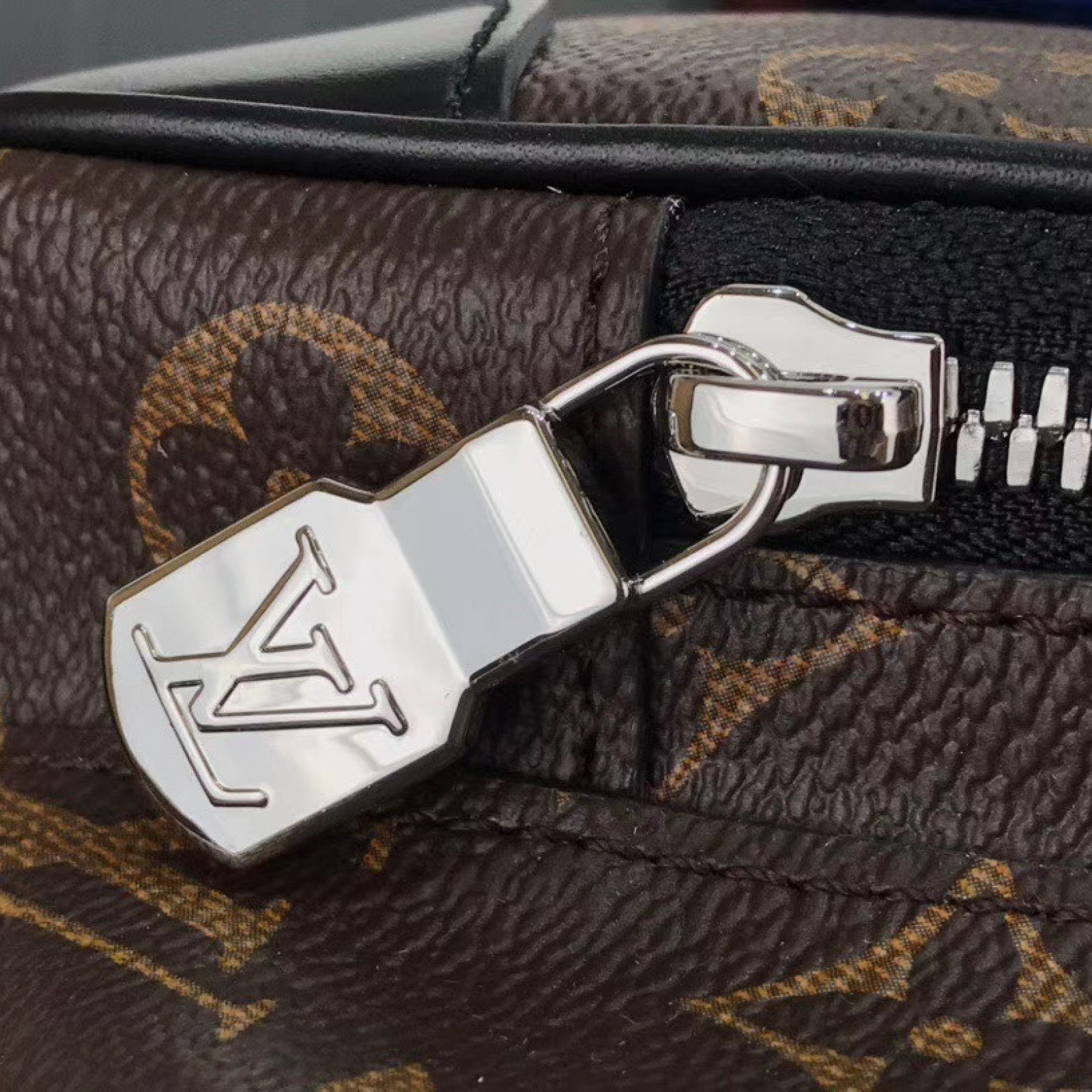LV BUMBAG M45337