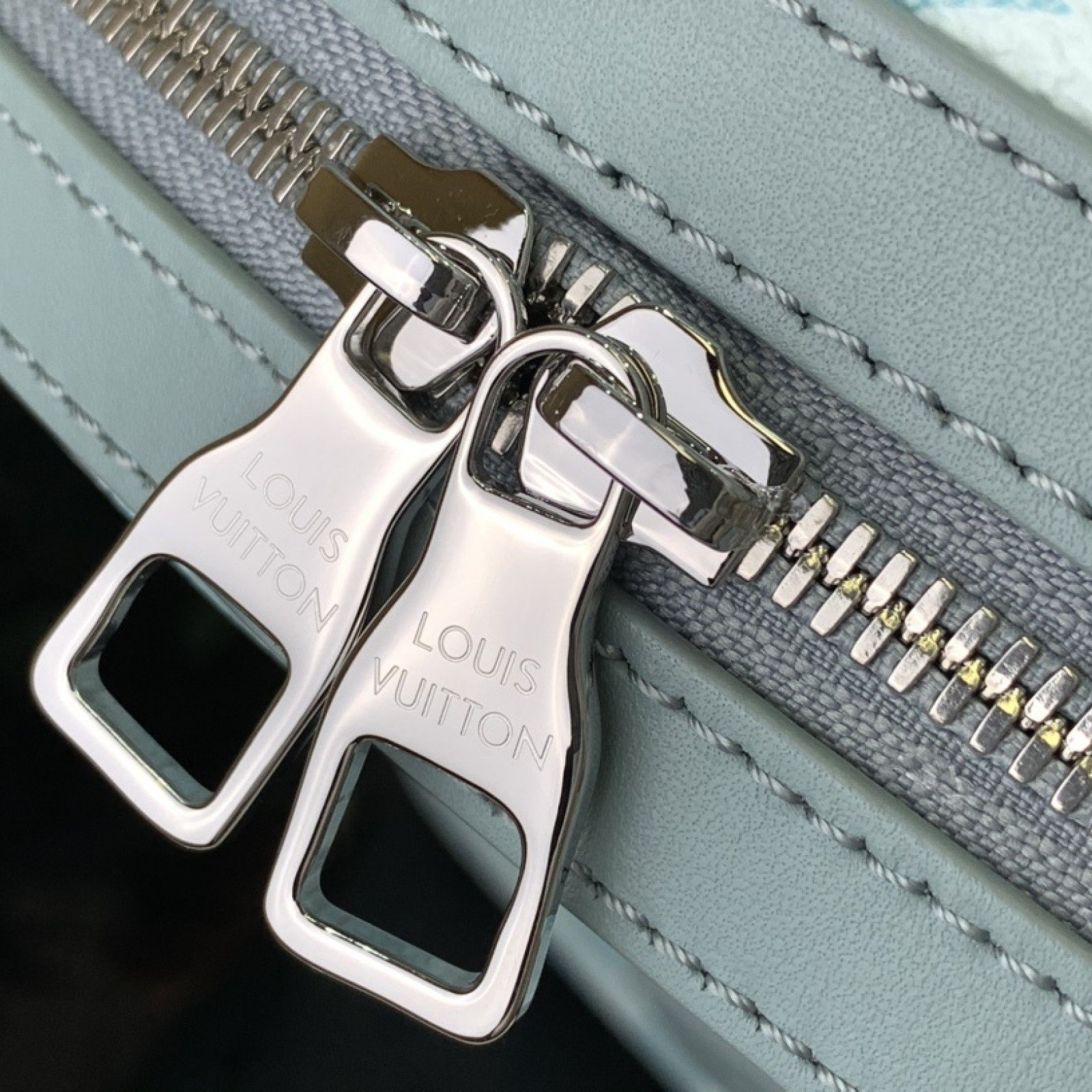 LV Bakcpack M22519