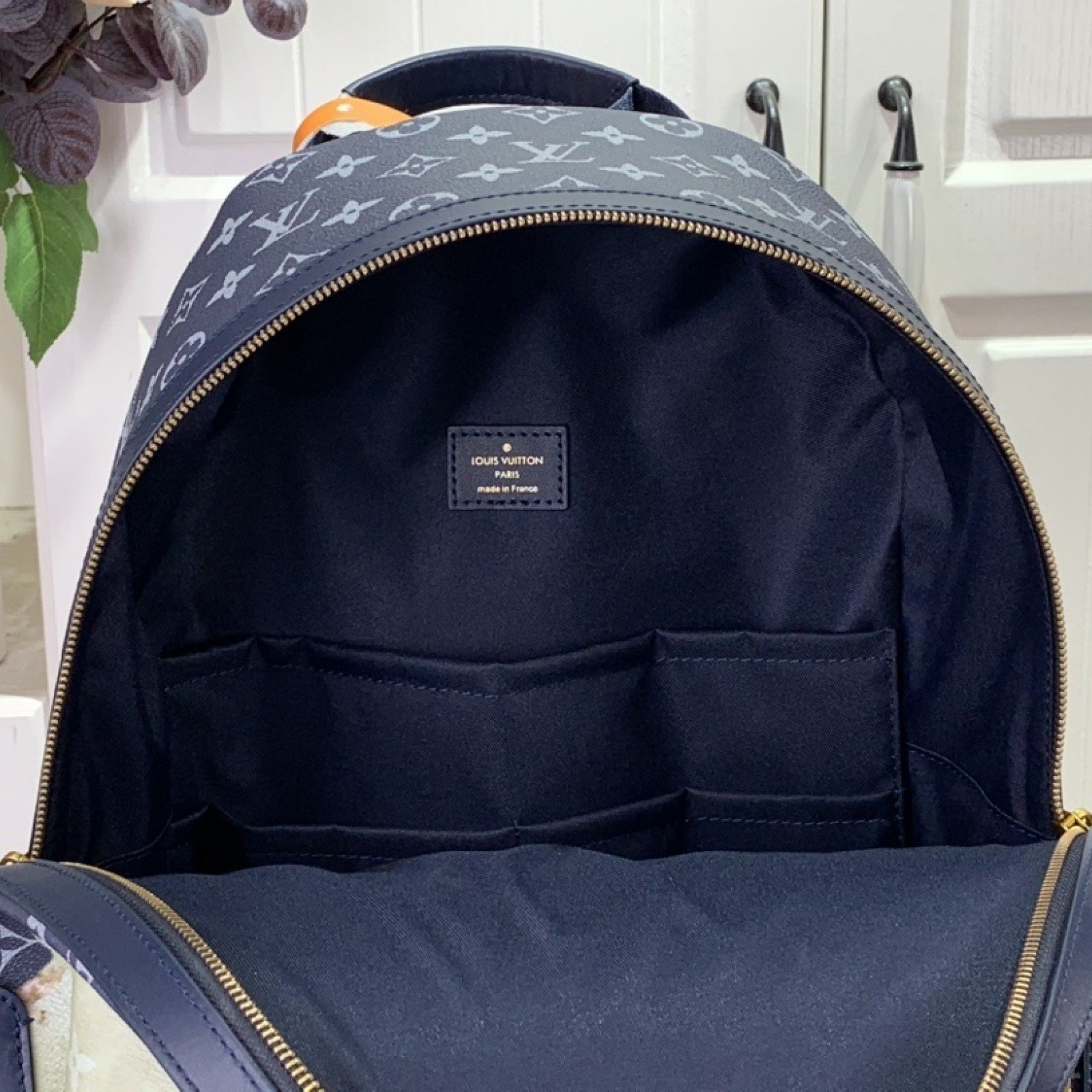 LV Bakcpack M23905