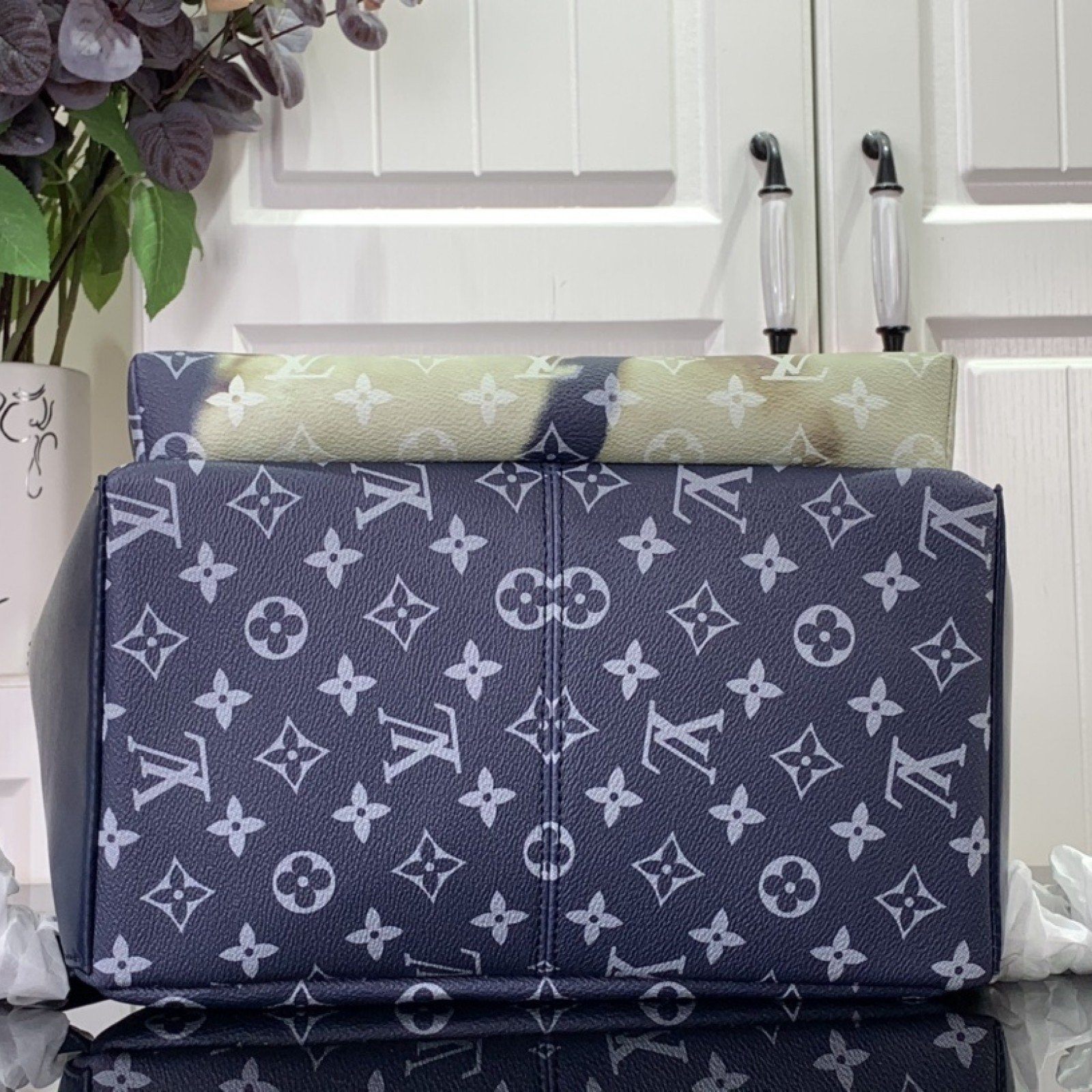 LV Bakcpack M23905